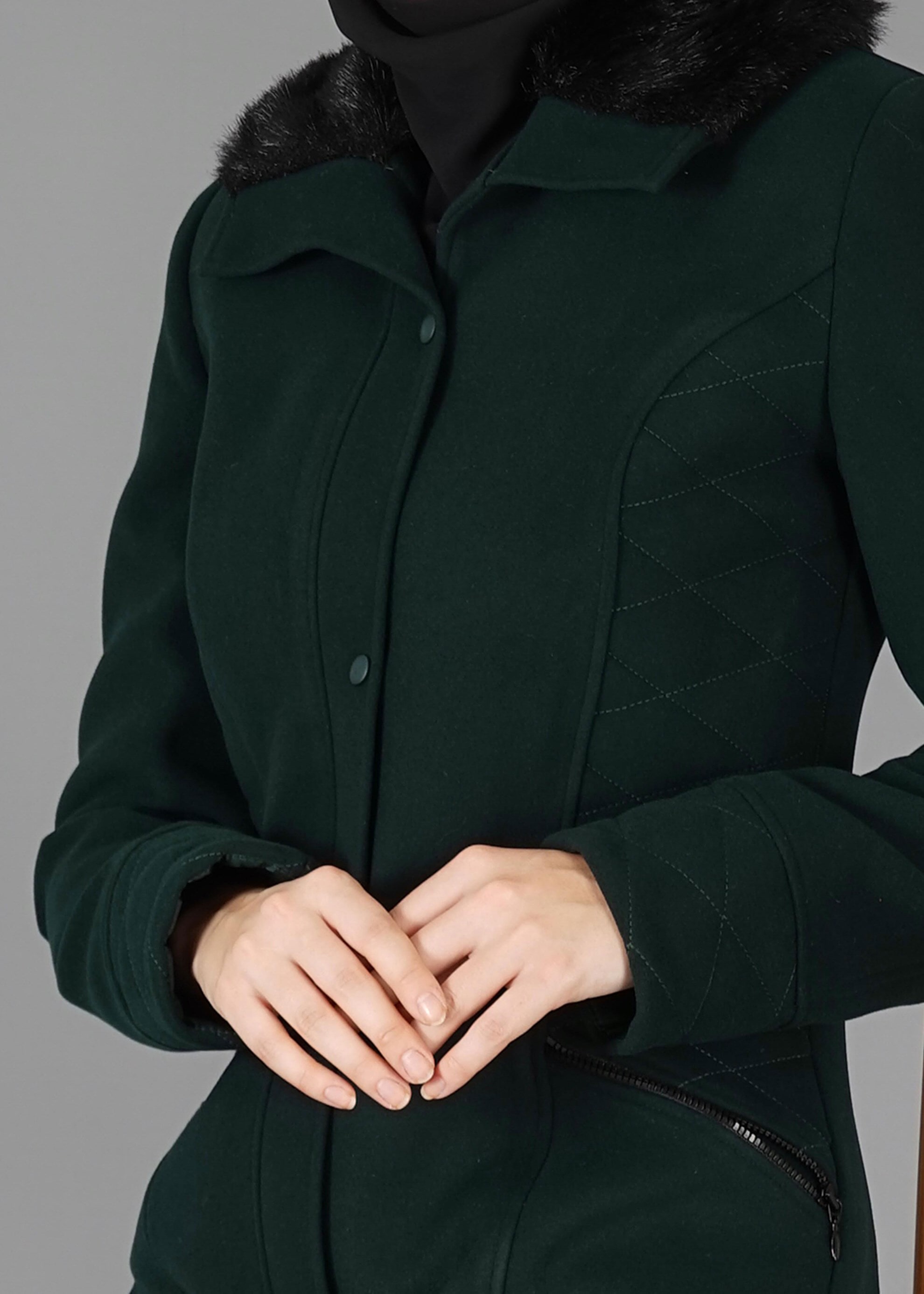 Tesettür giyim YEŞİL YAKASI KÜRKLÜ KAŞE MANTO 9487