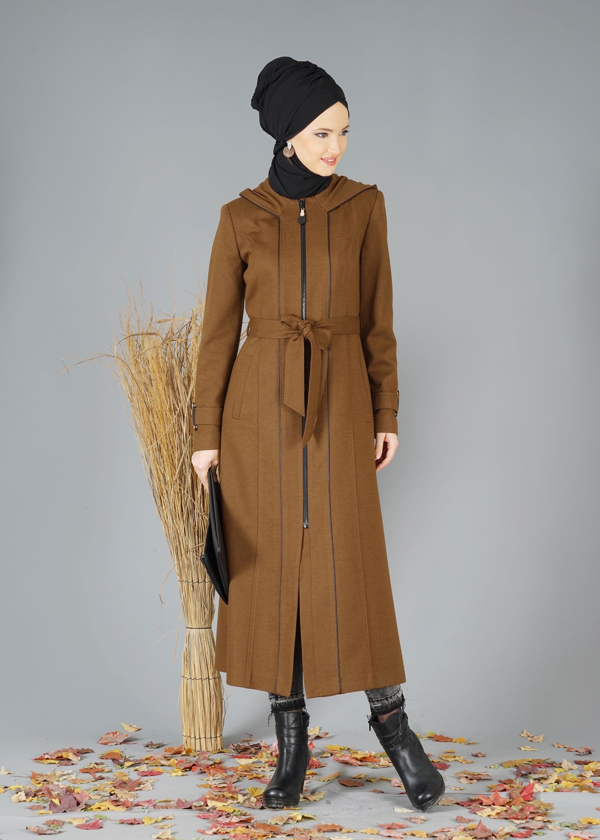 Tesettür giyim KAHVE FERMUARLI KAPÜŞONLU MANTO 9499