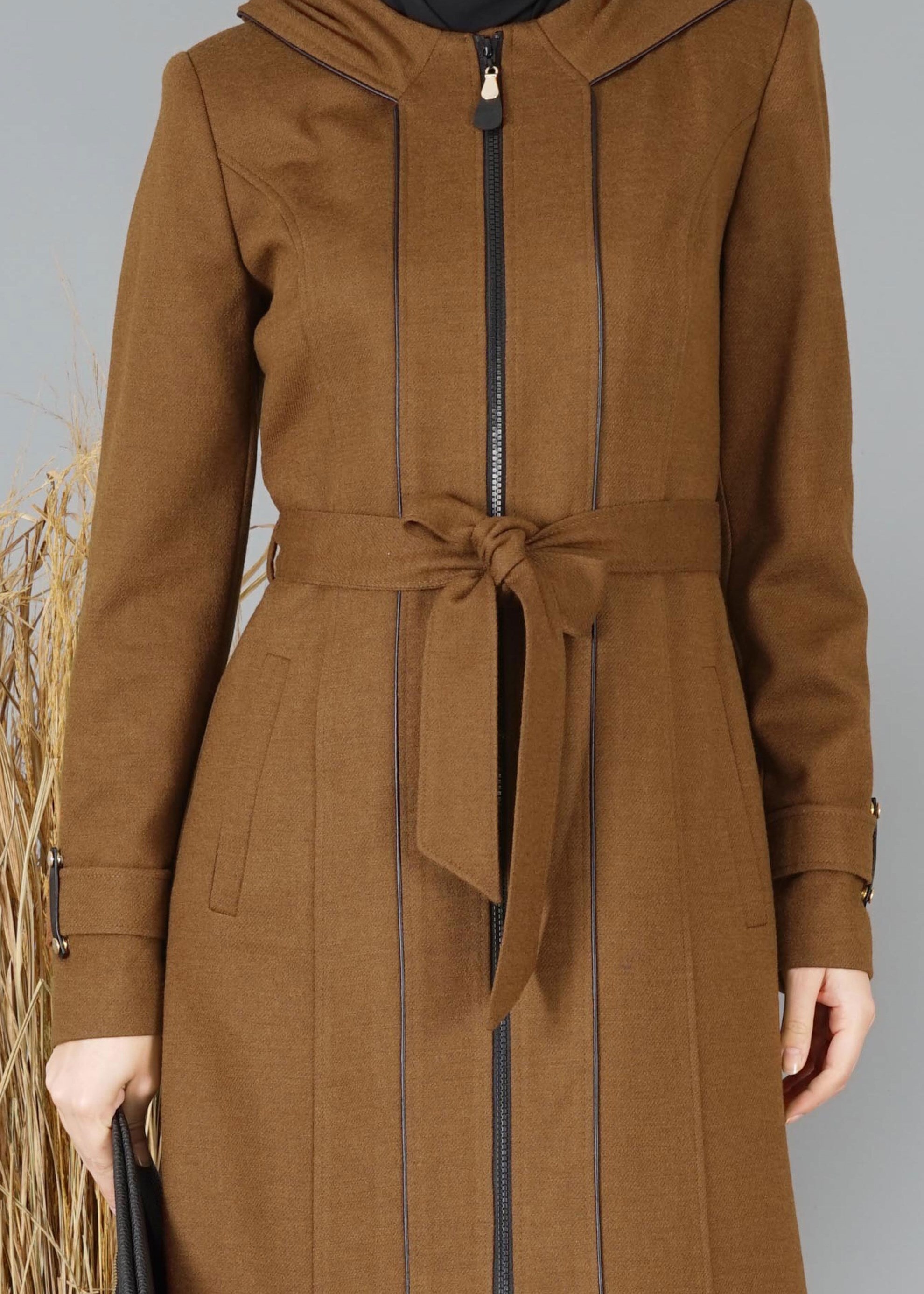 Tesettür giyim KAHVE FERMUARLI KAPÜŞONLU MANTO 9499