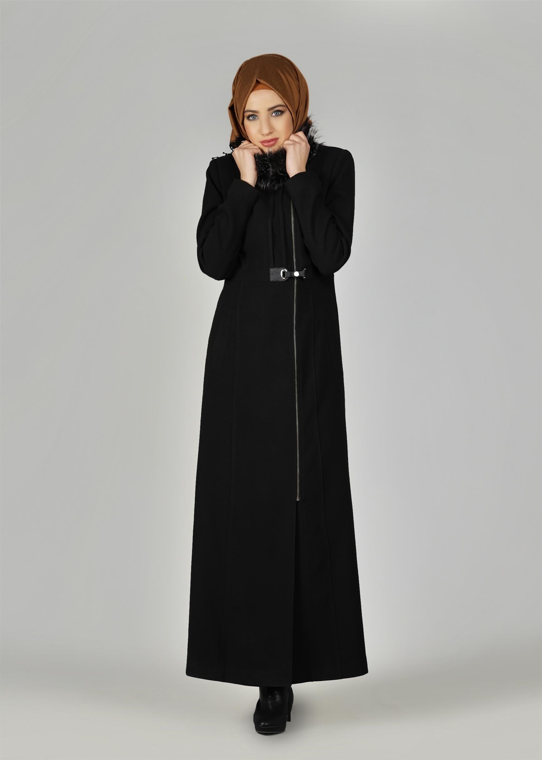 Tesettür giyim SİYAH YAKASI KÜRK DETAYLI MANTO 9569