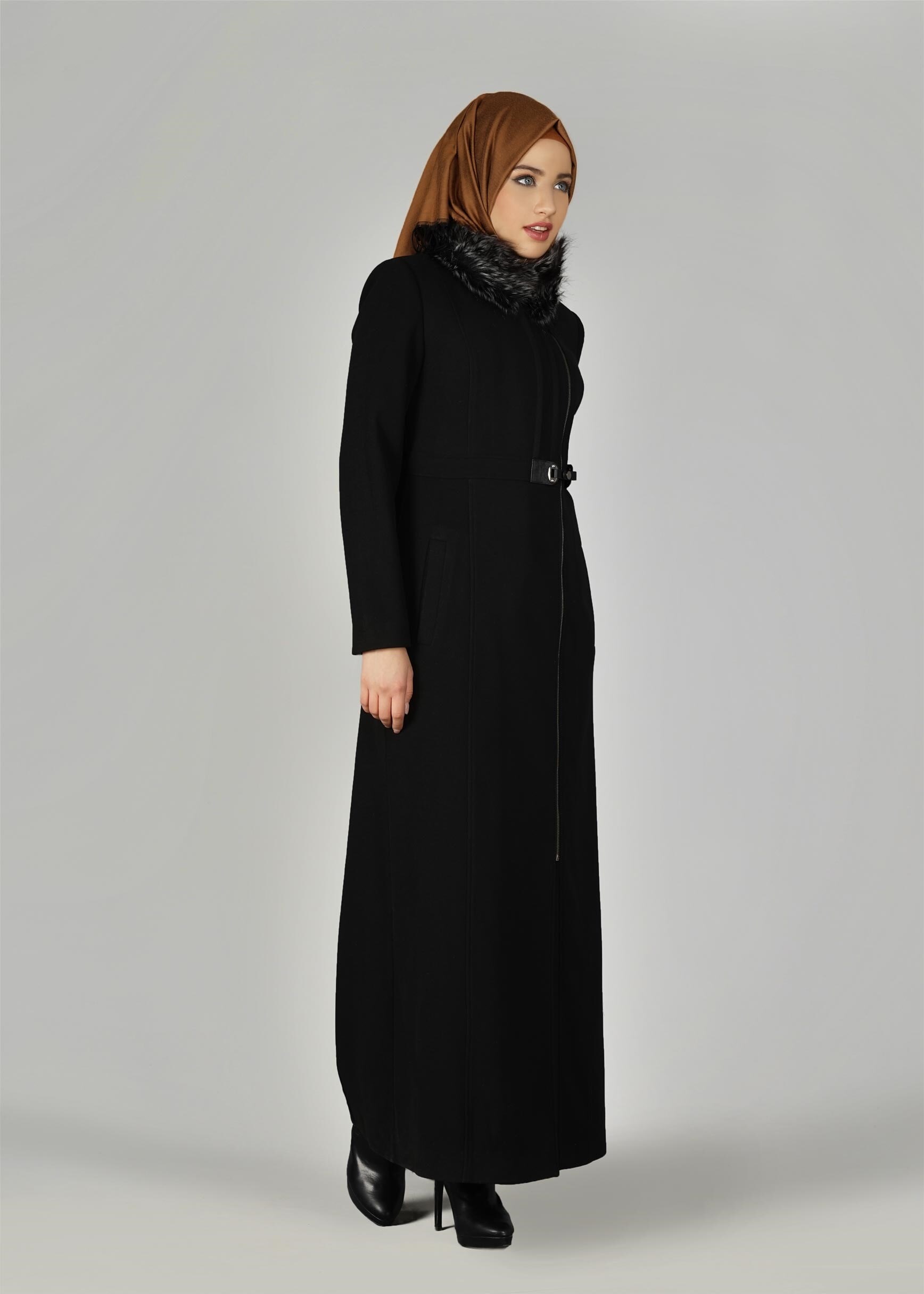 Tesettür giyim SİYAH YAKASI KÜRK DETAYLI MANTO 9569