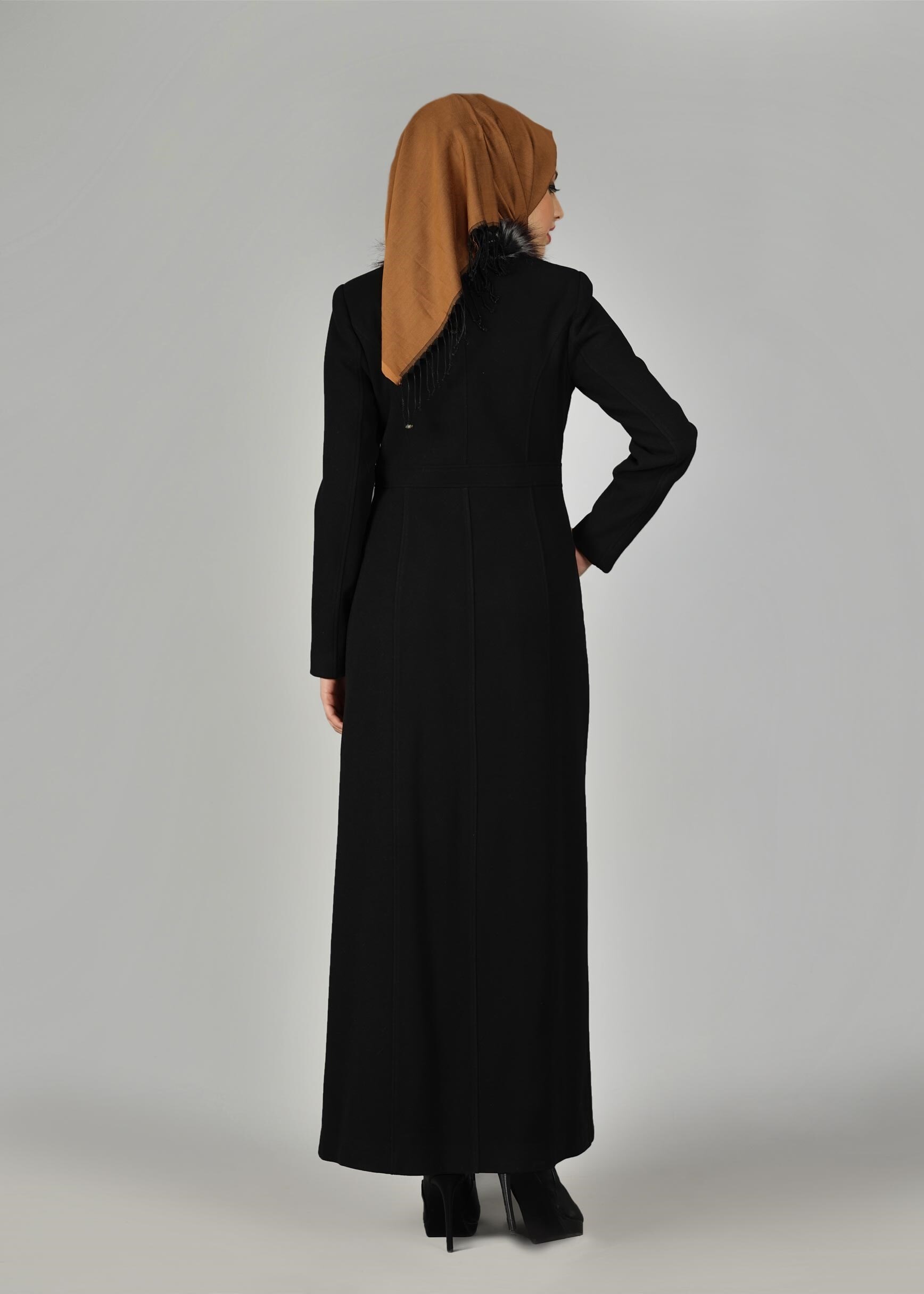 Tesettür giyim SİYAH YAKASI KÜRK DETAYLI MANTO 9569