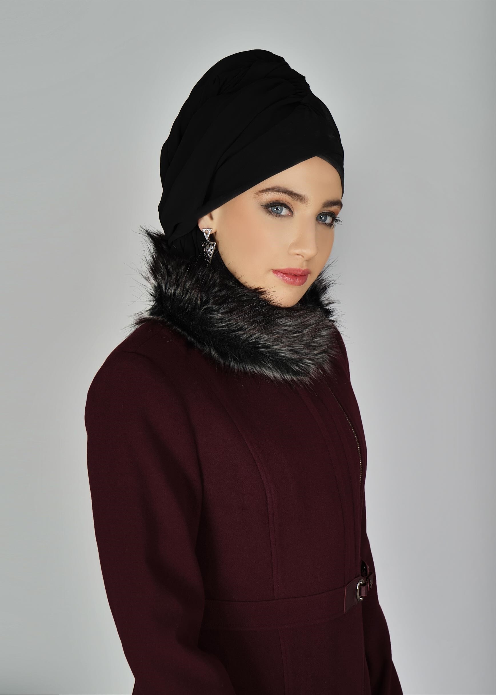 Tesettür giyim MÜRDÜM YAKASI KÜRK DETAYLI MANTO 9569