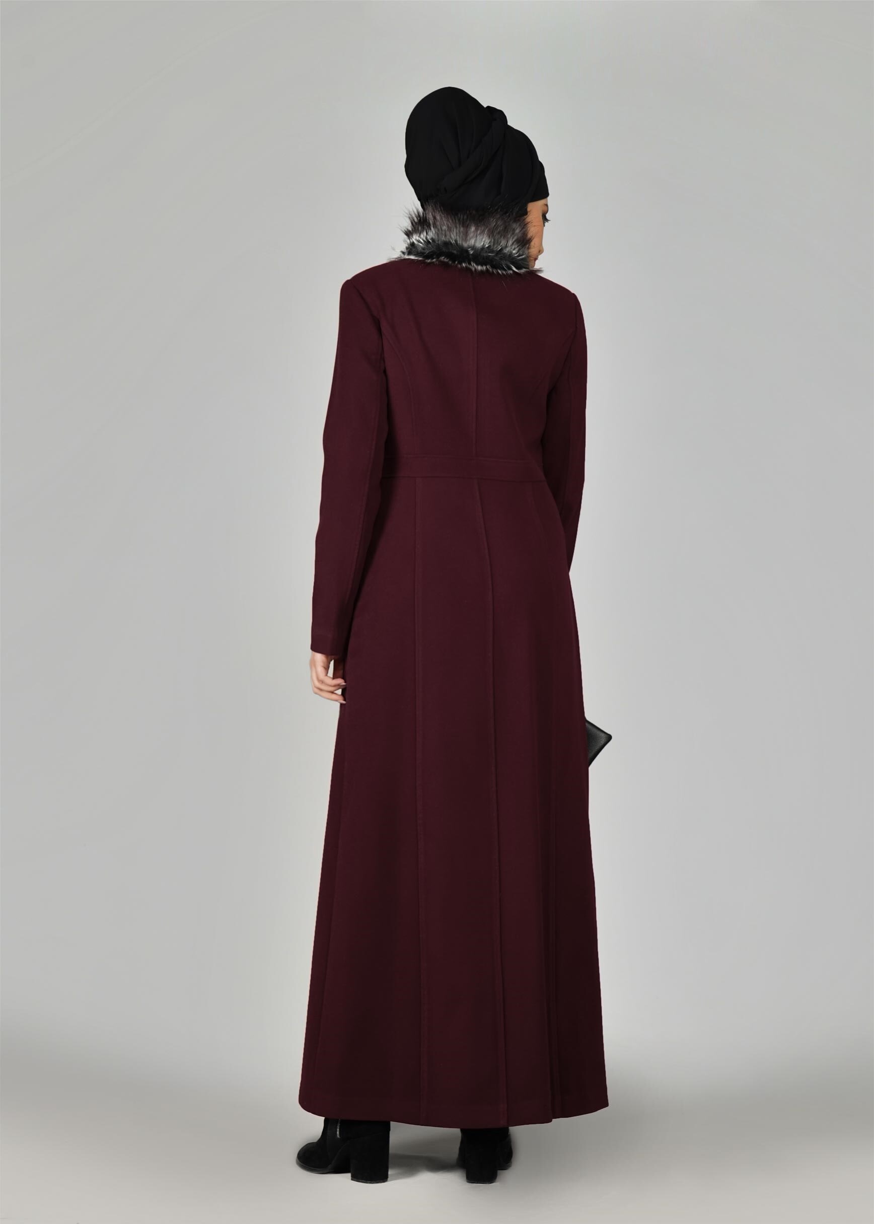 Tesettür giyim MÜRDÜM YAKASI KÜRK DETAYLI MANTO 9569