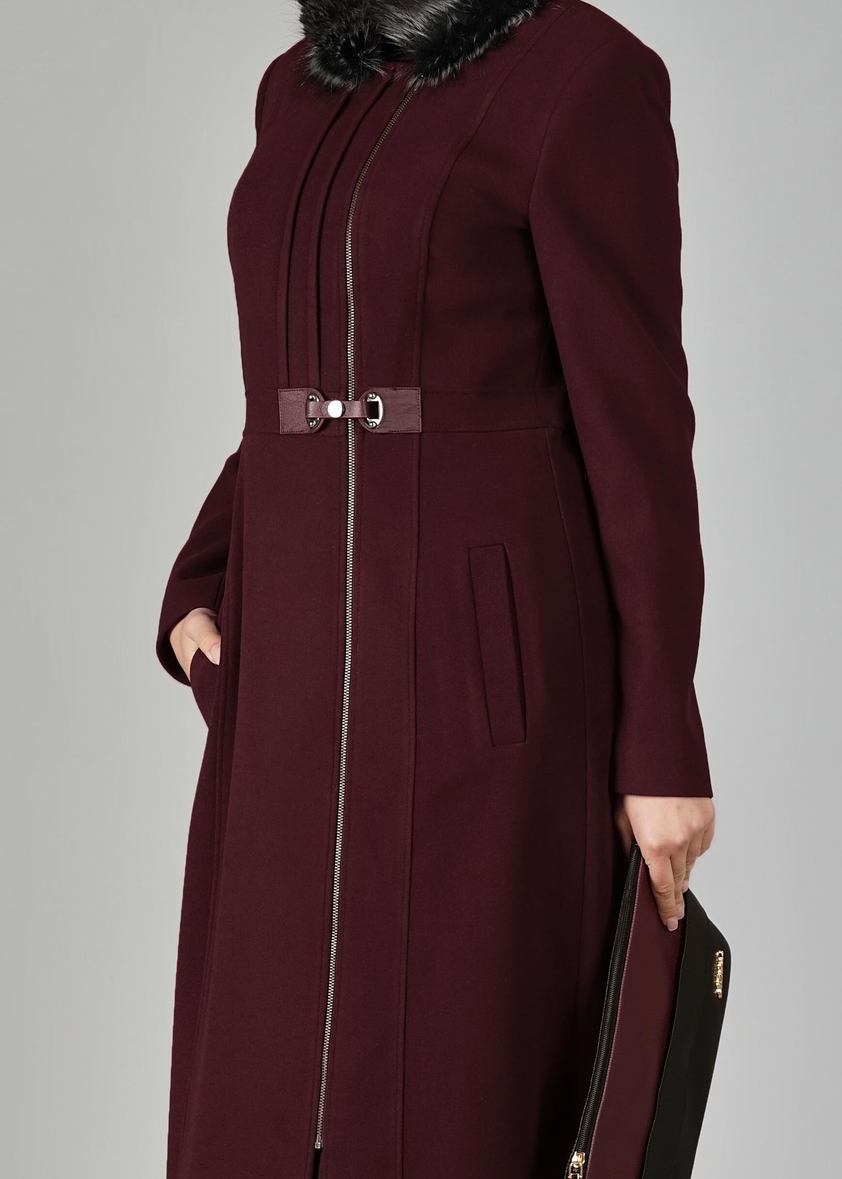 Tesettür giyim MÜRDÜM YAKASI KÜRK DETAYLI MANTO 9569