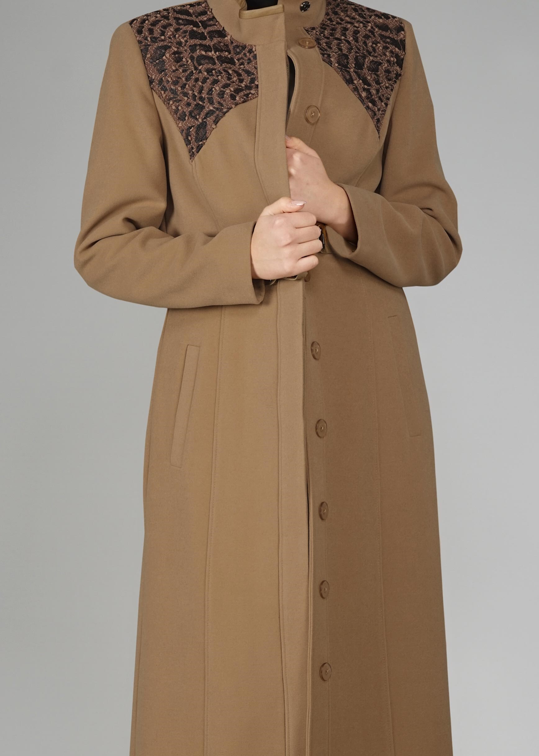 Tesettür giyim KAHVE OMUZ DETAYLI KAŞE MANTO 9572