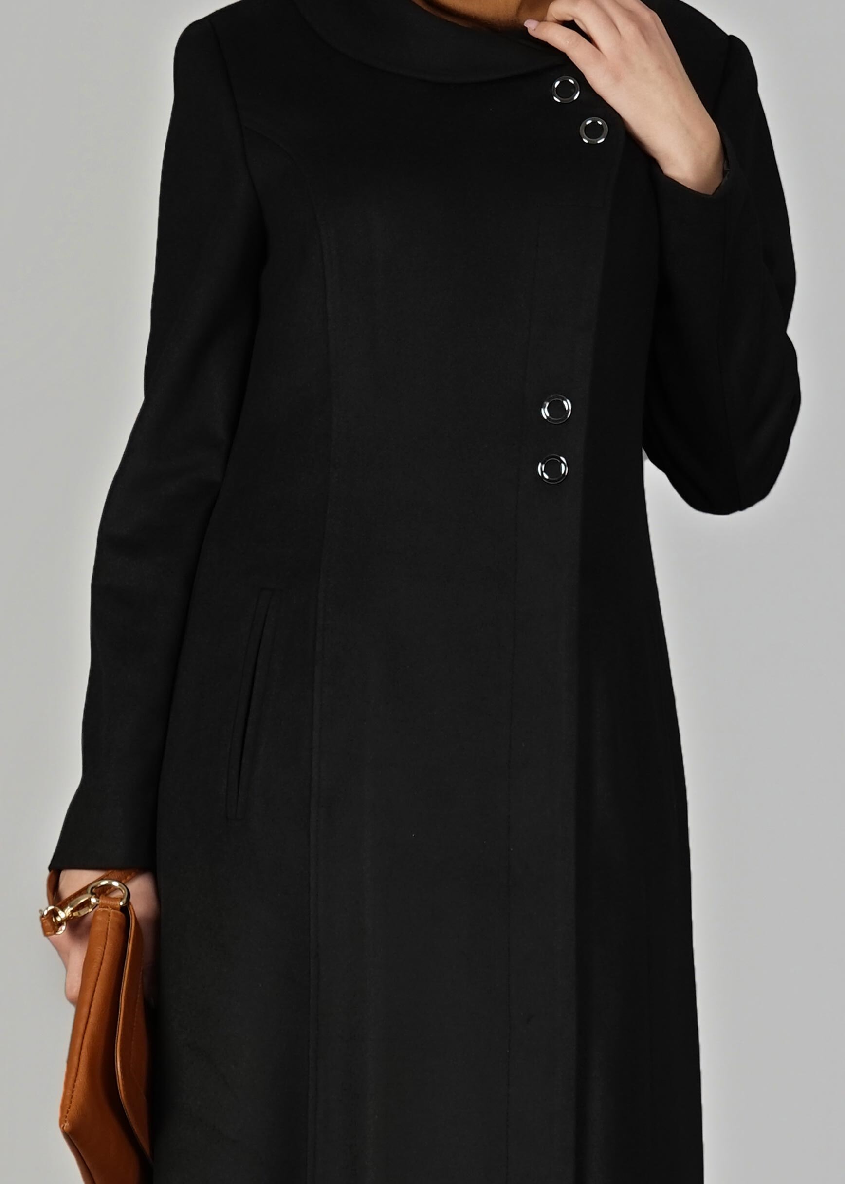 Tesettür giyim SİYAH YAKA DETAYLI CEPLİ MANTO 9582