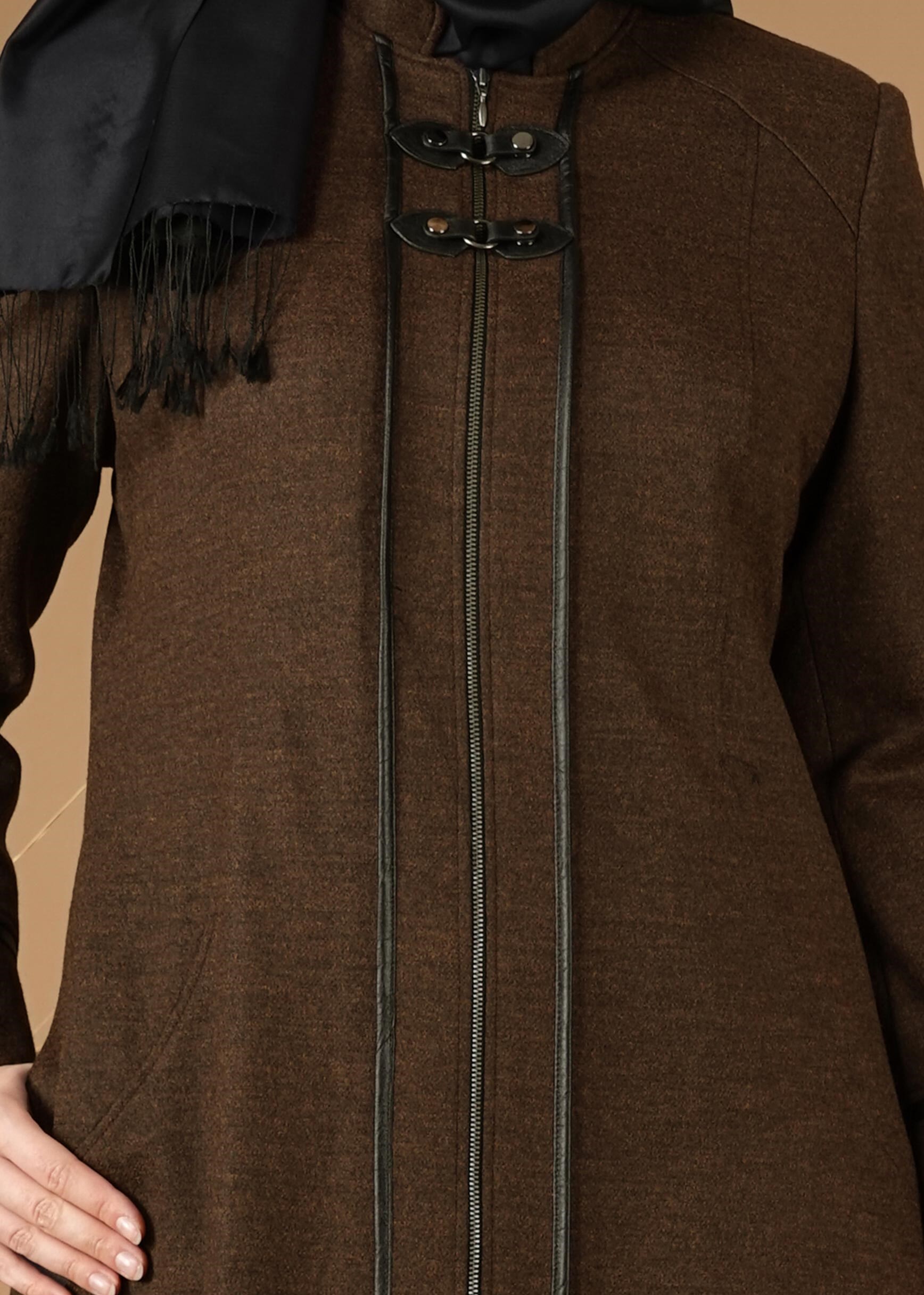 Tesettür giyim KAHVE FERMUARLI KAŞE MANTO 9588