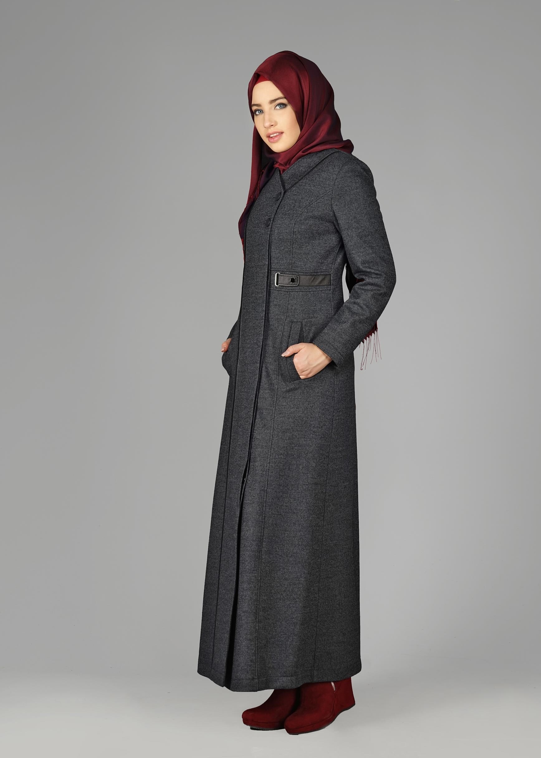 Tesettür giyim GRİ BEL KISMI DETAYLI DÜĞMELİ MANTO 9589