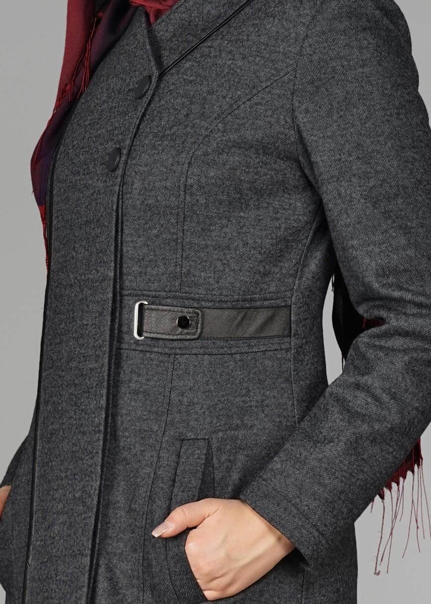 Tesettür giyim GRİ BEL KISMI DETAYLI DÜĞMELİ MANTO 9589