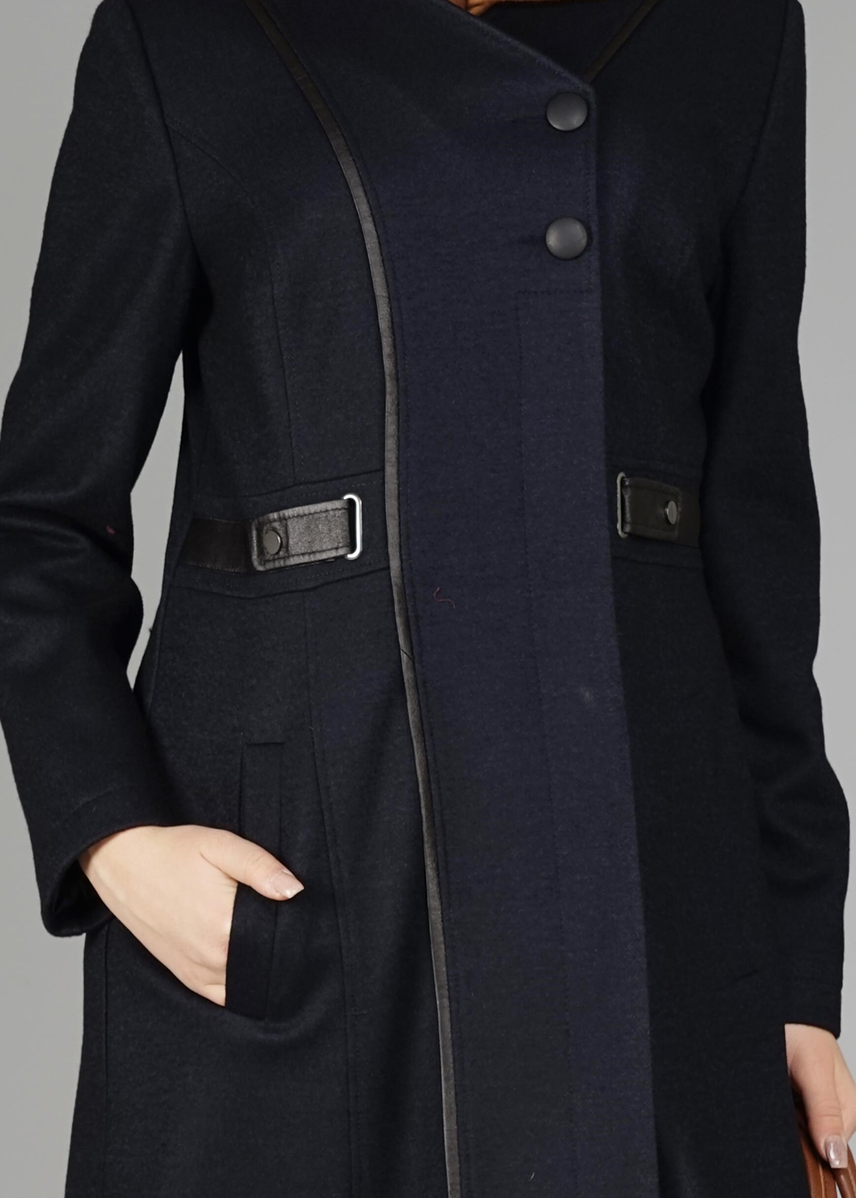 Tesettür giyim LACİVERT BEL KISMI DETAYLI DÜĞMELİ MANTO 9589