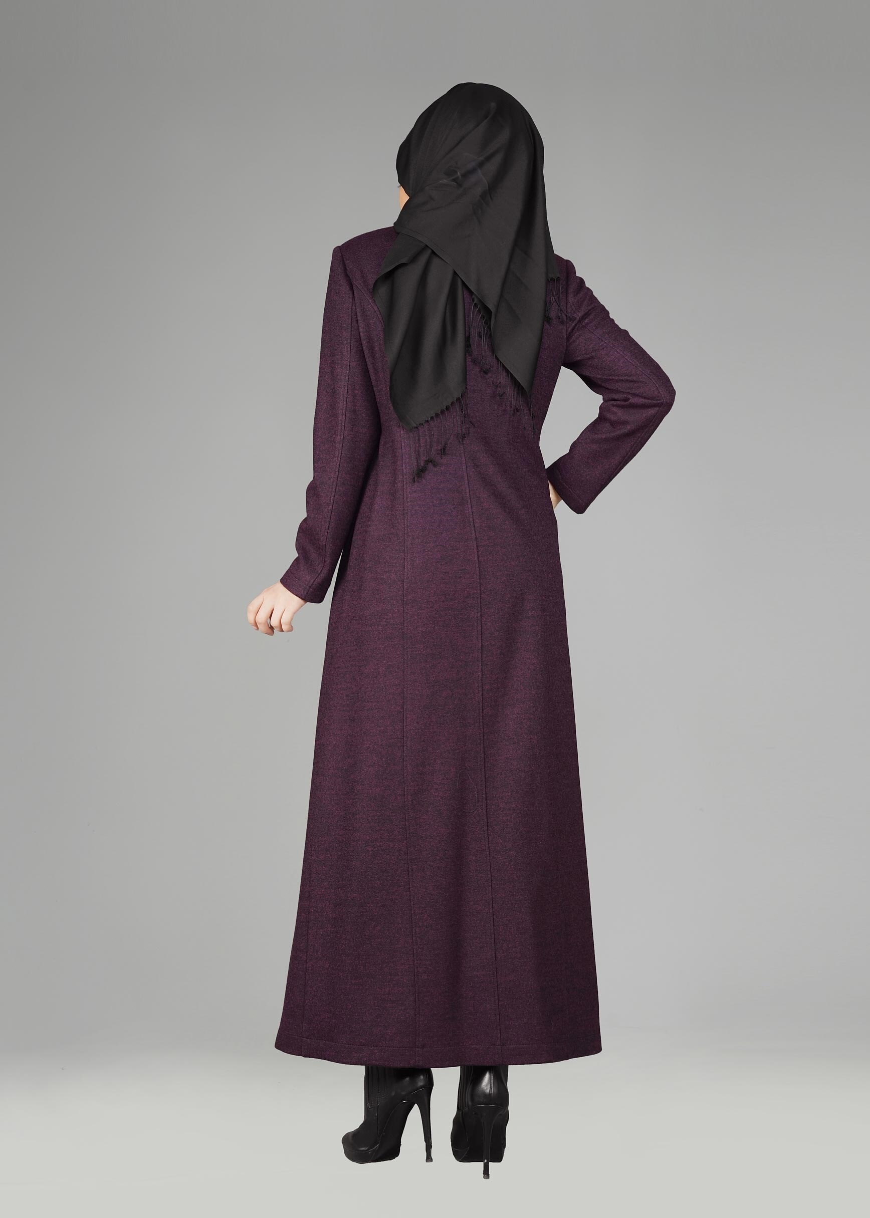 Tesettür giyim MÜRDÜM BEL KISMI DETAYLI DÜĞMELİ MANTO 9589