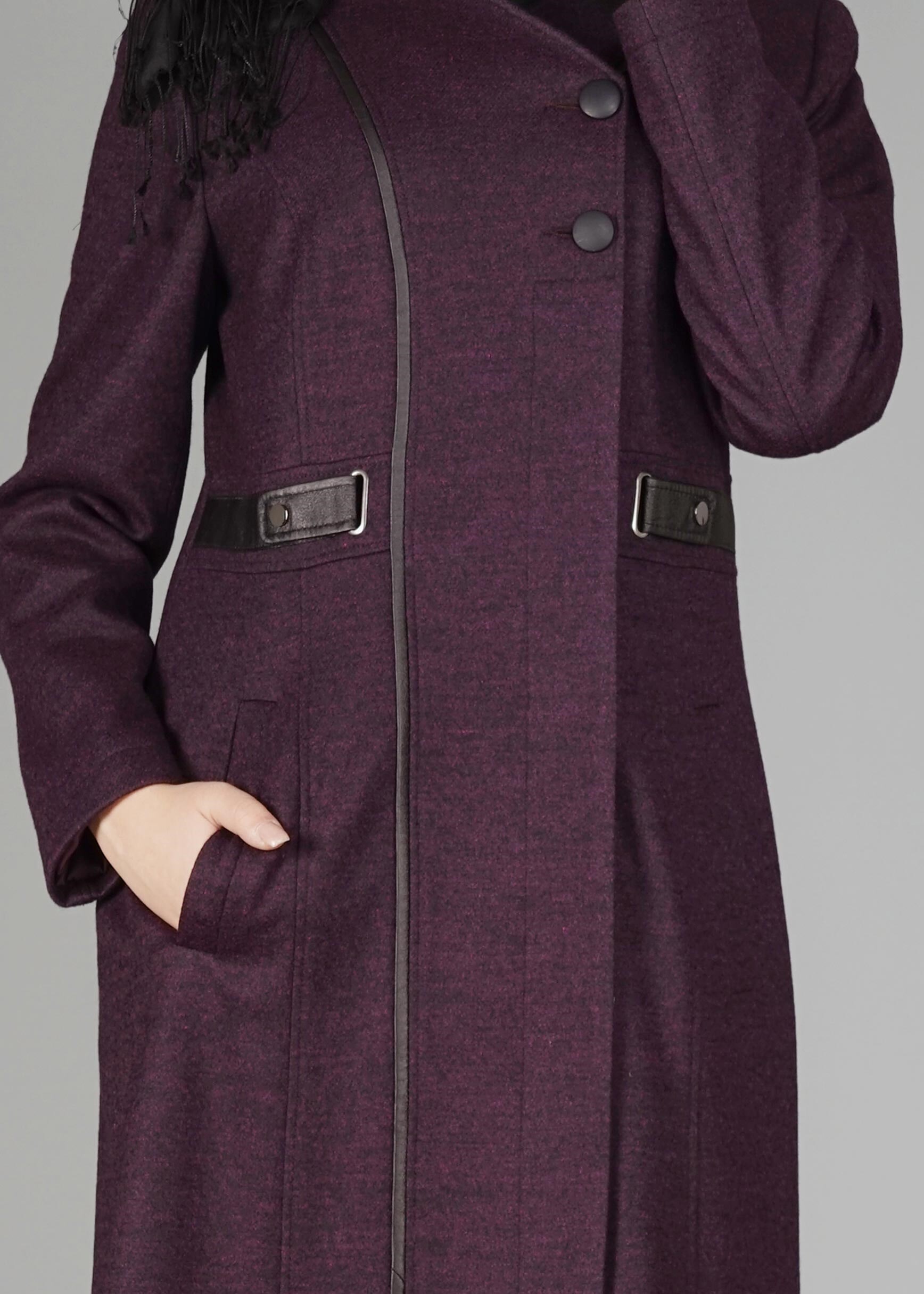 Tesettür giyim MÜRDÜM BEL KISMI DETAYLI DÜĞMELİ MANTO 9589