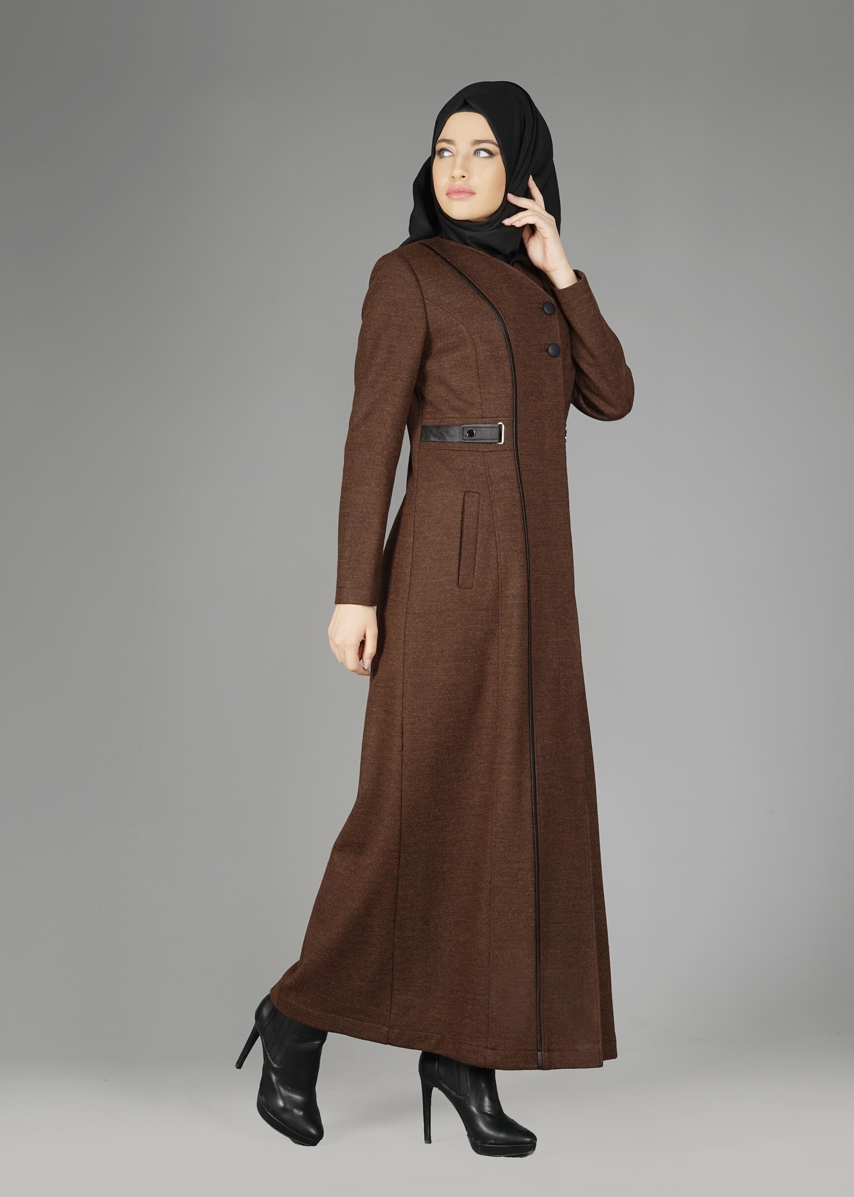 Tesettür giyim KAHVE BEL KISMI DETAYLI DÜĞMELİ MANTO 9589
