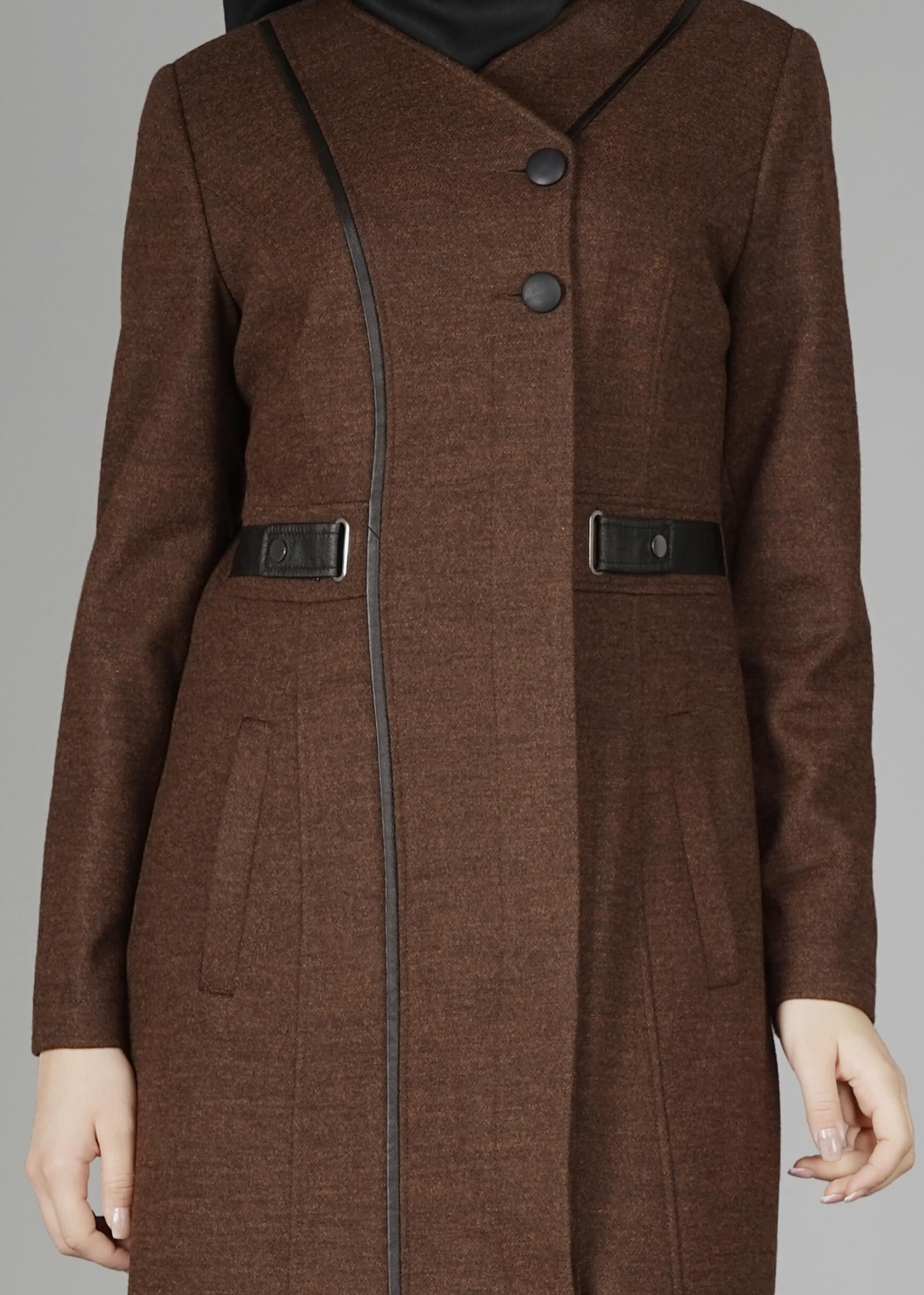 Tesettür giyim KAHVE BEL KISMI DETAYLI DÜĞMELİ MANTO 9589