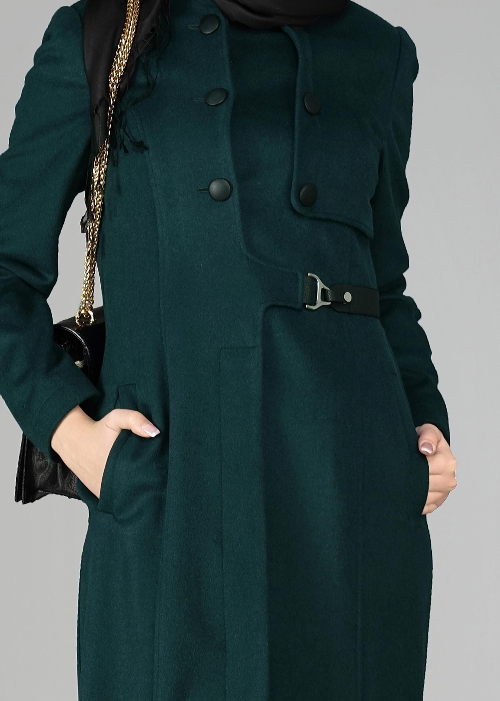 Tesettür giyim YEŞİL DÜĞME DETAYLI MANTO 9590