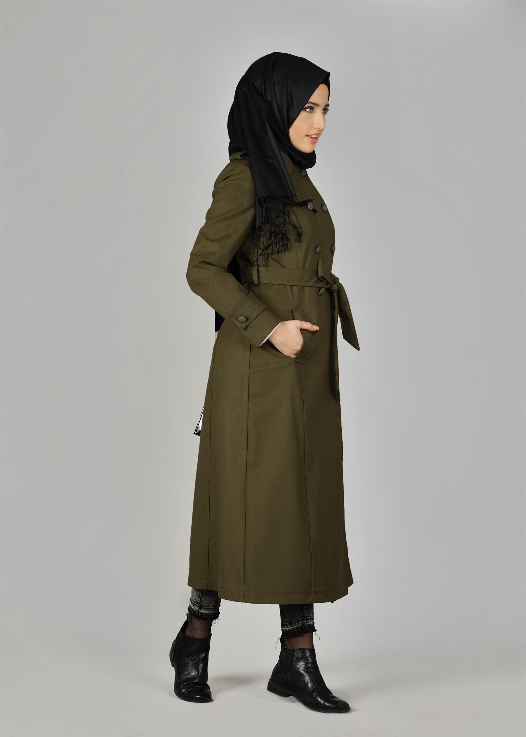 Tesettür giyim HAKİ KUŞAKLI DÜĞMELİ MANTO 9592
