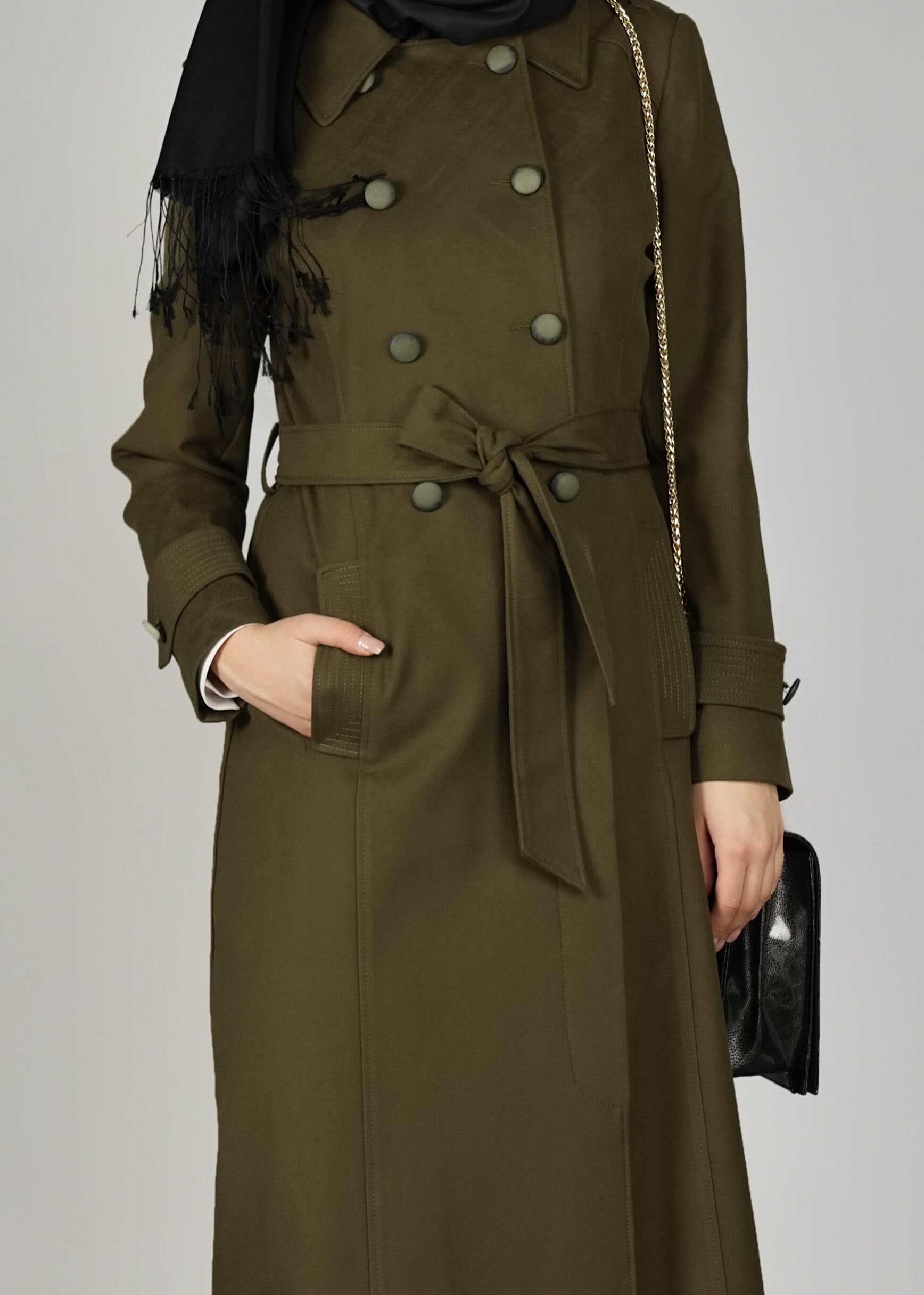 Tesettür giyim HAKİ KUŞAKLI DÜĞMELİ MANTO 9592