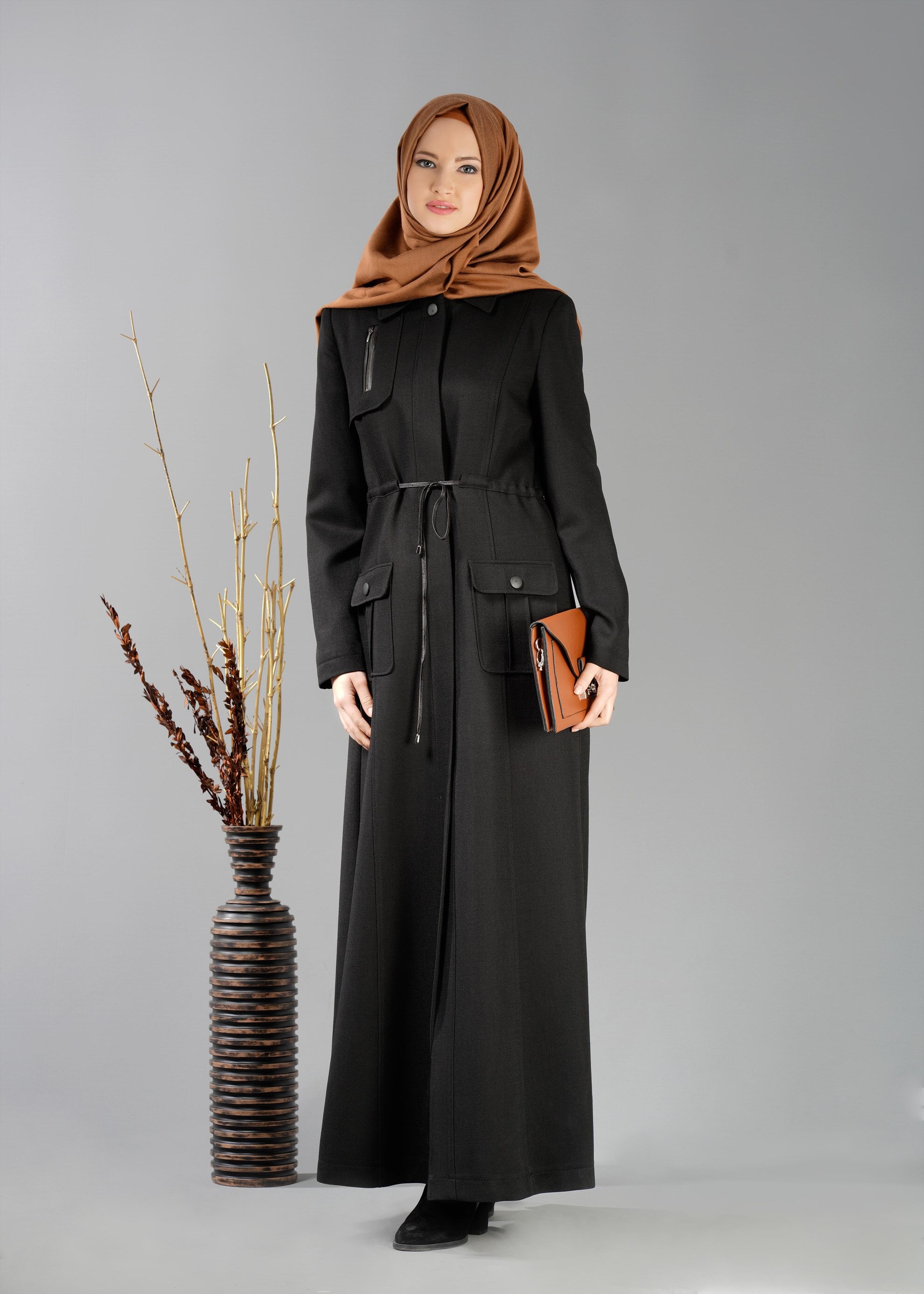 Tesettür giyim SİYAH BELİ BÜZGÜLÜ CEP DETAYLI PARDESÜ 1884