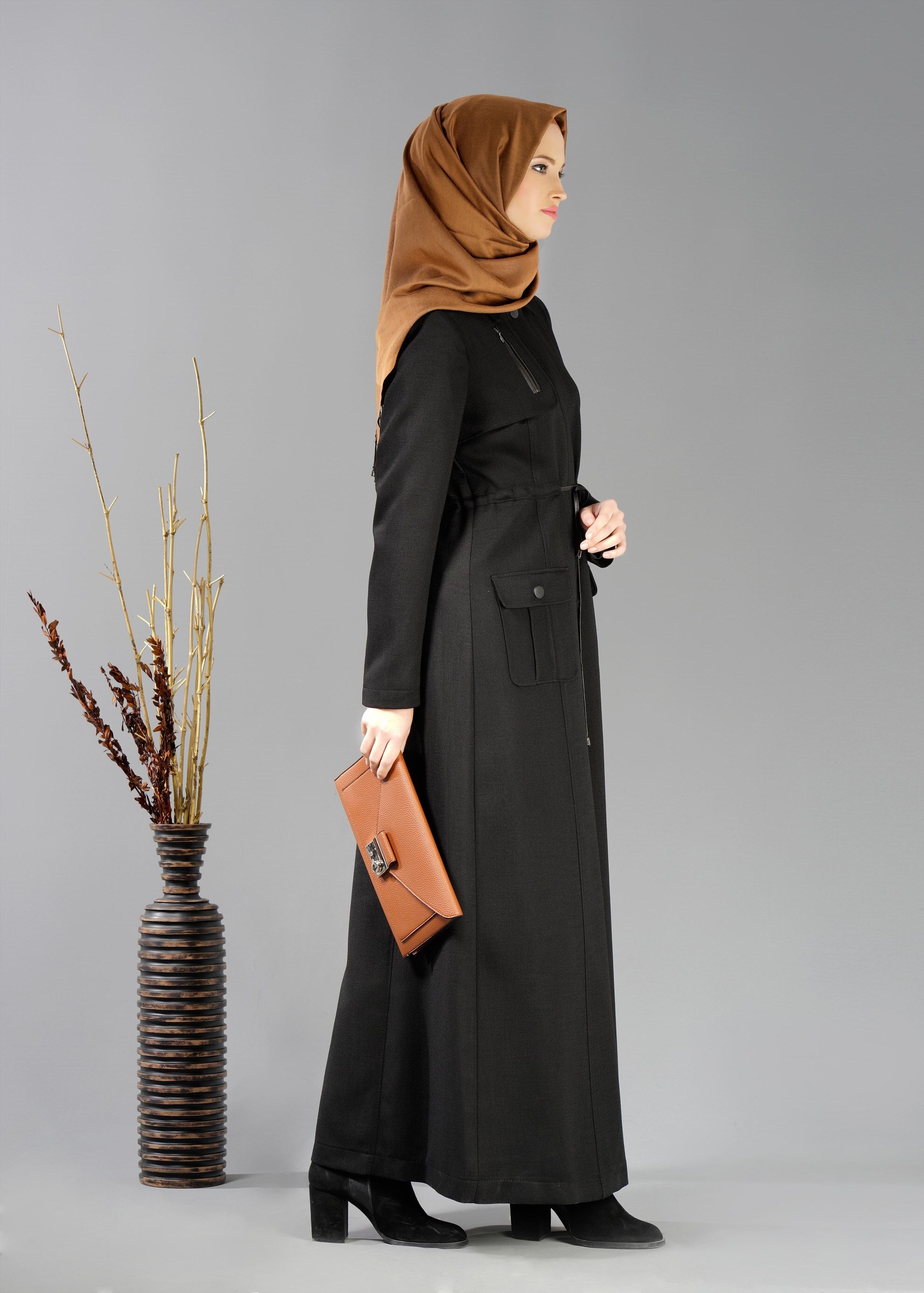 Tesettür giyim SİYAH BELİ BÜZGÜLÜ CEP DETAYLI PARDESÜ 1884