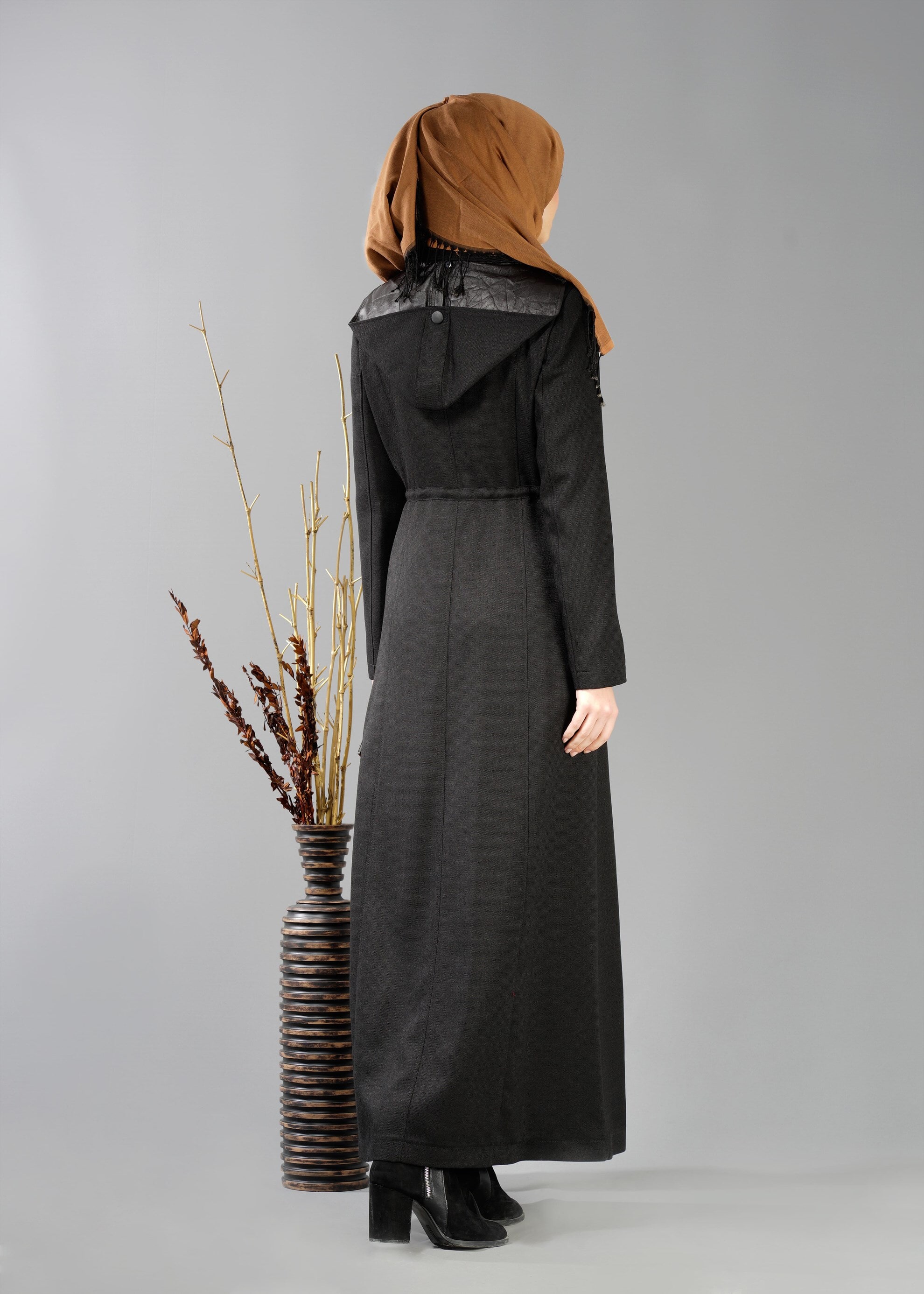 Tesettür giyim SİYAH BELİ BÜZGÜLÜ CEP DETAYLI PARDESÜ 1884