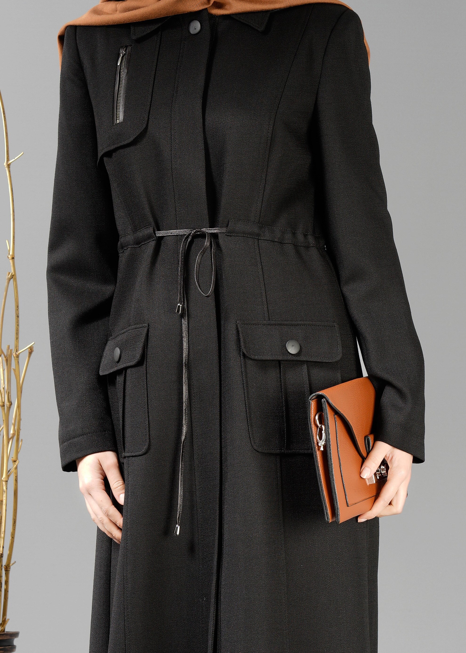 Tesettür giyim SİYAH BELİ BÜZGÜLÜ CEP DETAYLI PARDESÜ 1884