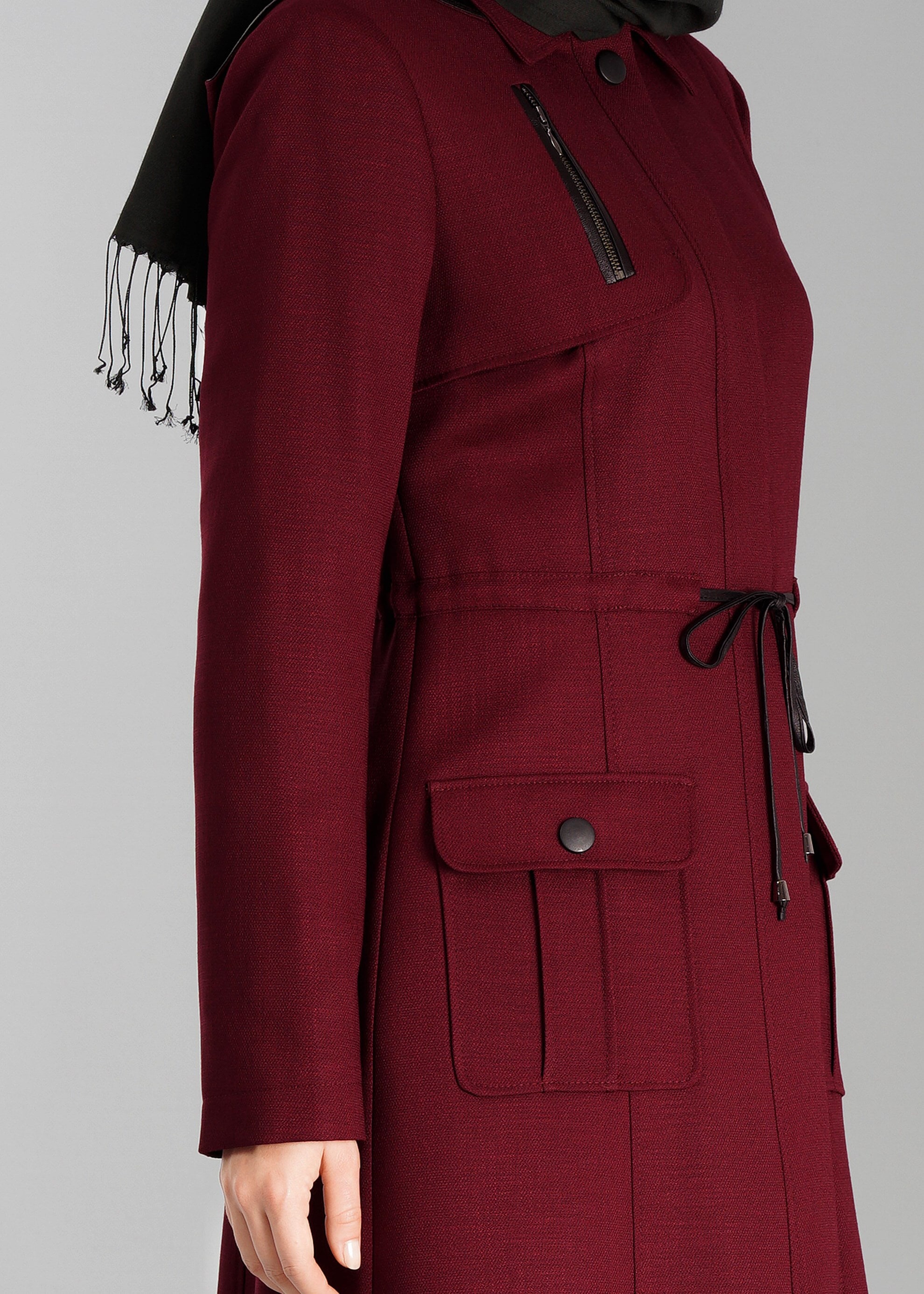 Tesettür giyim BORDO BELİ BÜZGÜLÜ CEP DETAYLI PARDESÜ 1884