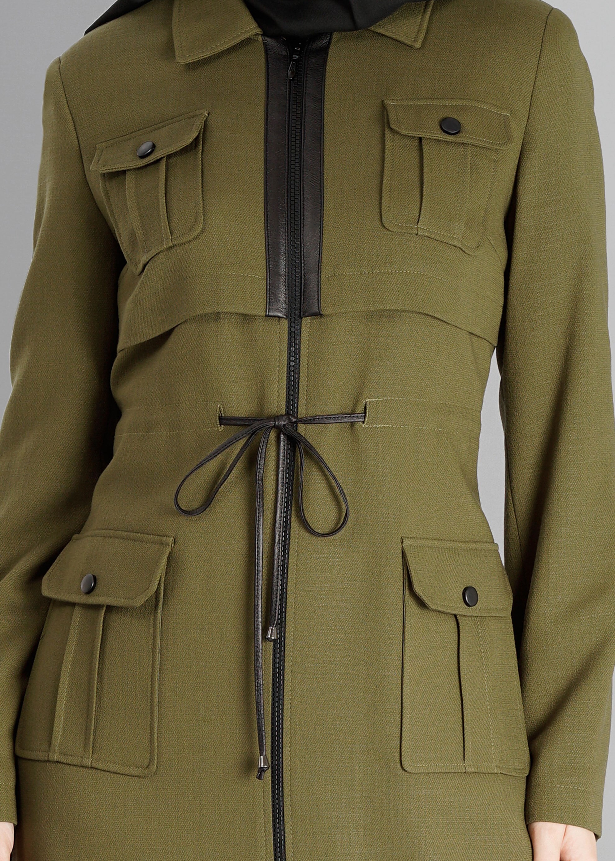 Tesettür giyim YEŞİL BELDEN BÜZGÜLÜ FERMUARLI PARDESÜ 1890