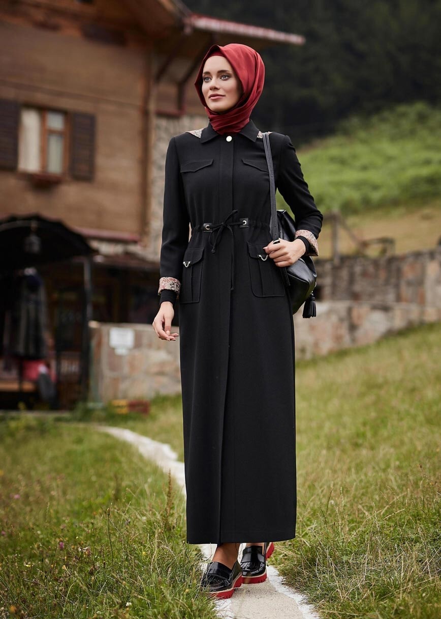 Tesettür giyim SİYAH KAPÜŞONLU BELDEN BÜZGÜLÜ PARDESÜ 1891