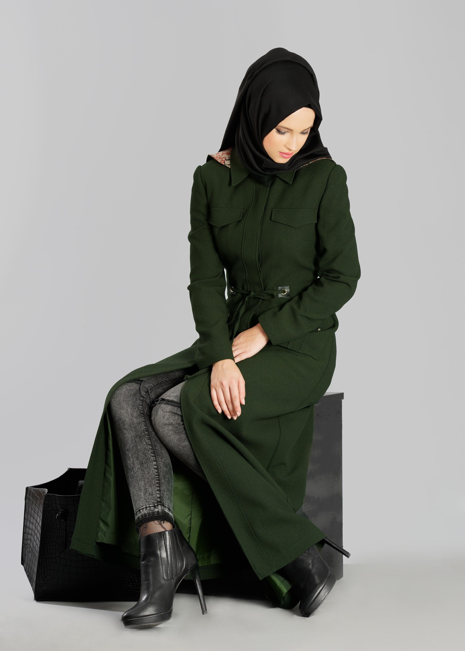 Tesettür giyim HAKİ KAPÜŞONLU BELDEN BÜZGÜLÜ PARDESÜ 1891