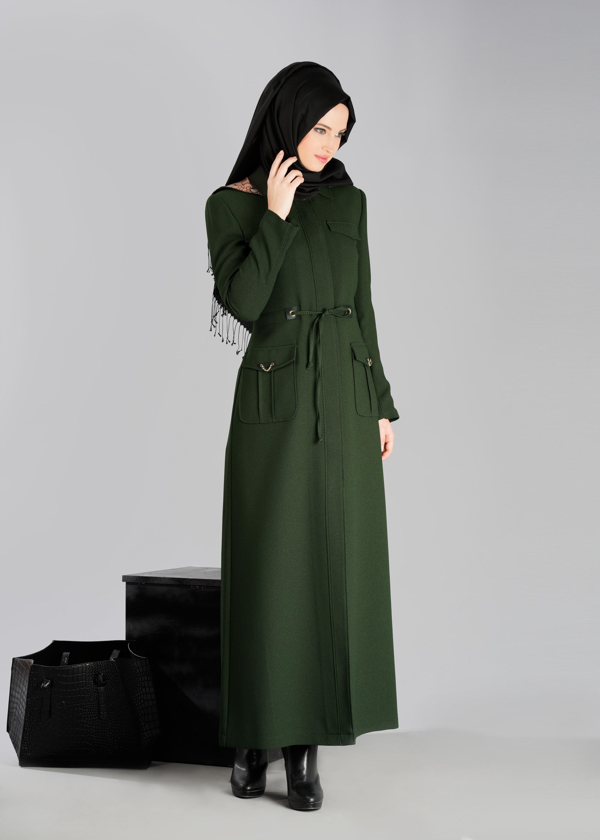 Tesettür giyim HAKİ KAPÜŞONLU BELDEN BÜZGÜLÜ PARDESÜ 1891