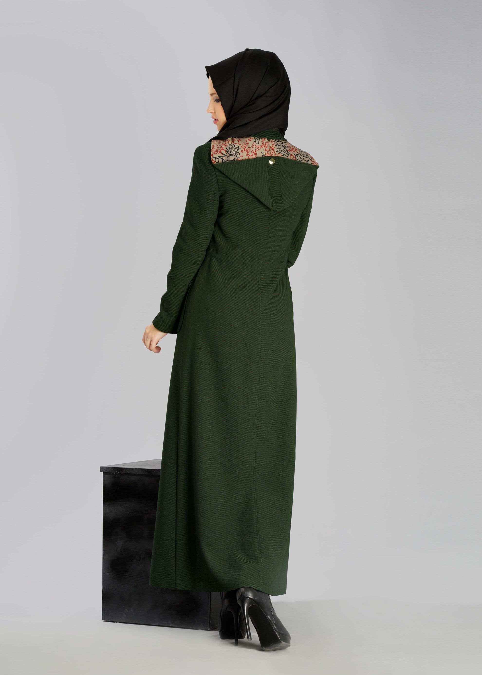 Tesettür giyim HAKİ KAPÜŞONLU BELDEN BÜZGÜLÜ PARDESÜ 1891