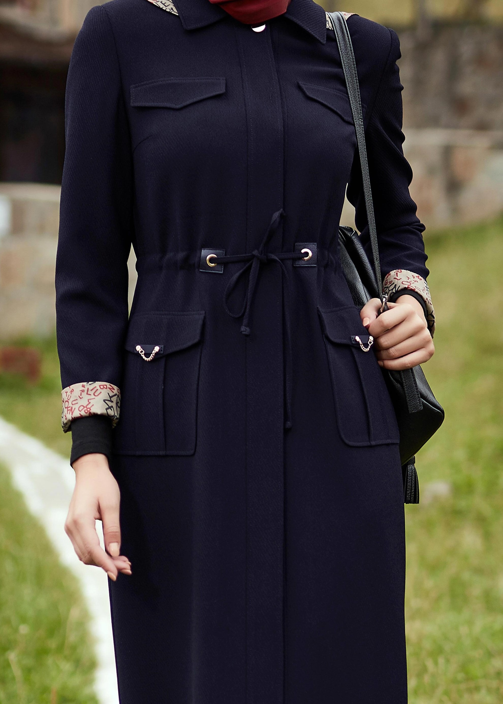 Tesettür giyim LACİVERT KAPÜŞONLU BELDEN BÜZGÜLÜ PARDESÜ 1891