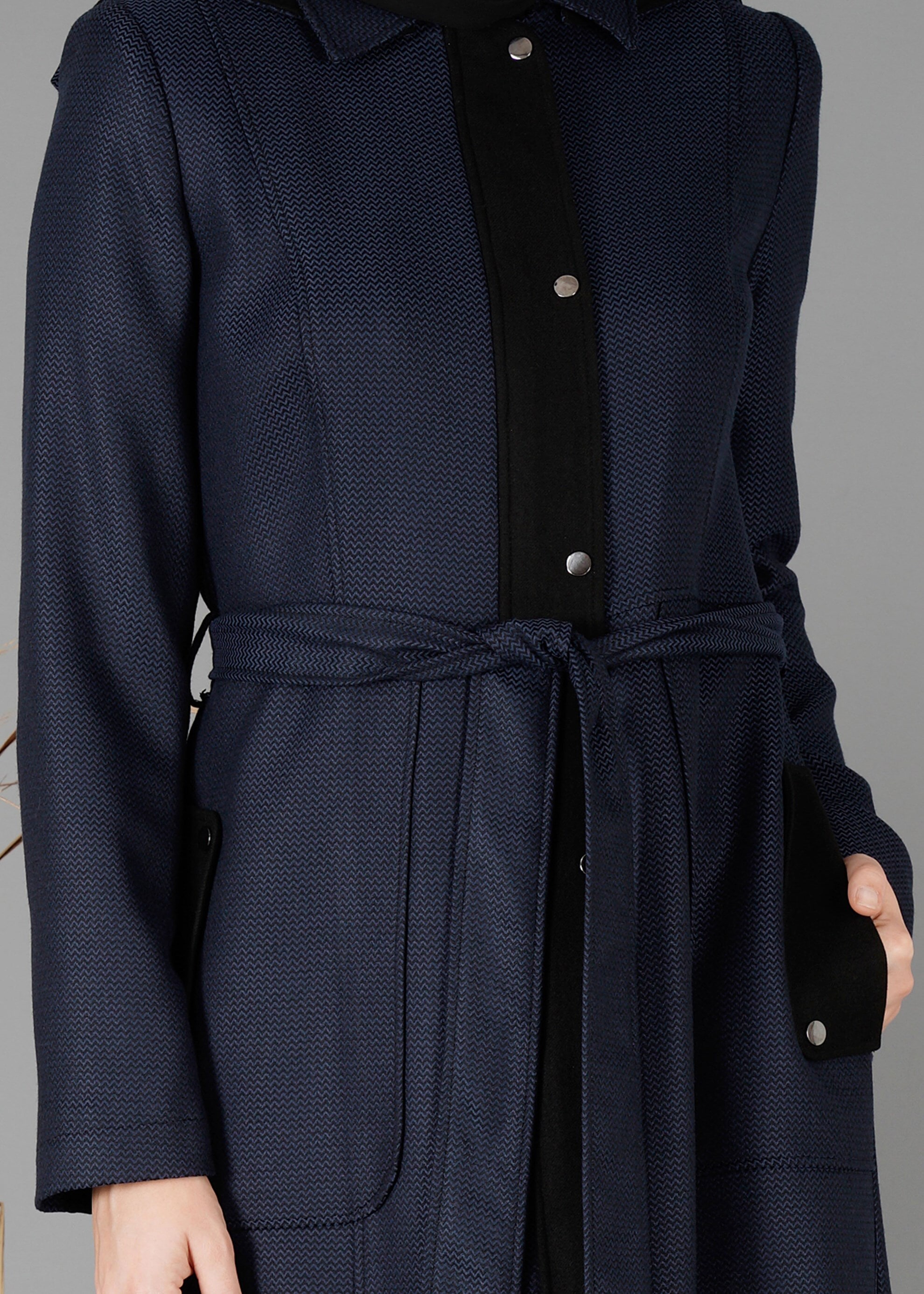 Tesettür giyim LACİVERT KAPÜŞONLU ÇITÇITLI PARDESÜ 1895