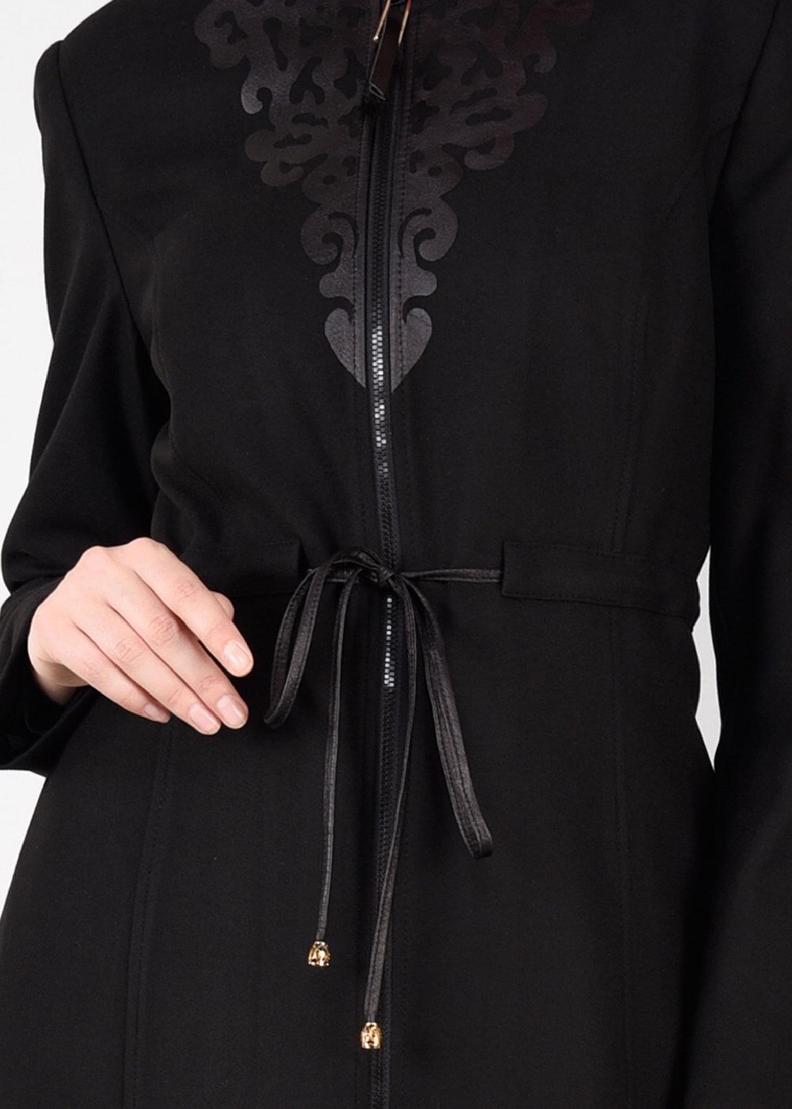 Tesettür giyim SİYAH BELİ BÜZGÜLÜ FERMUARLI PARDESÜ 1920