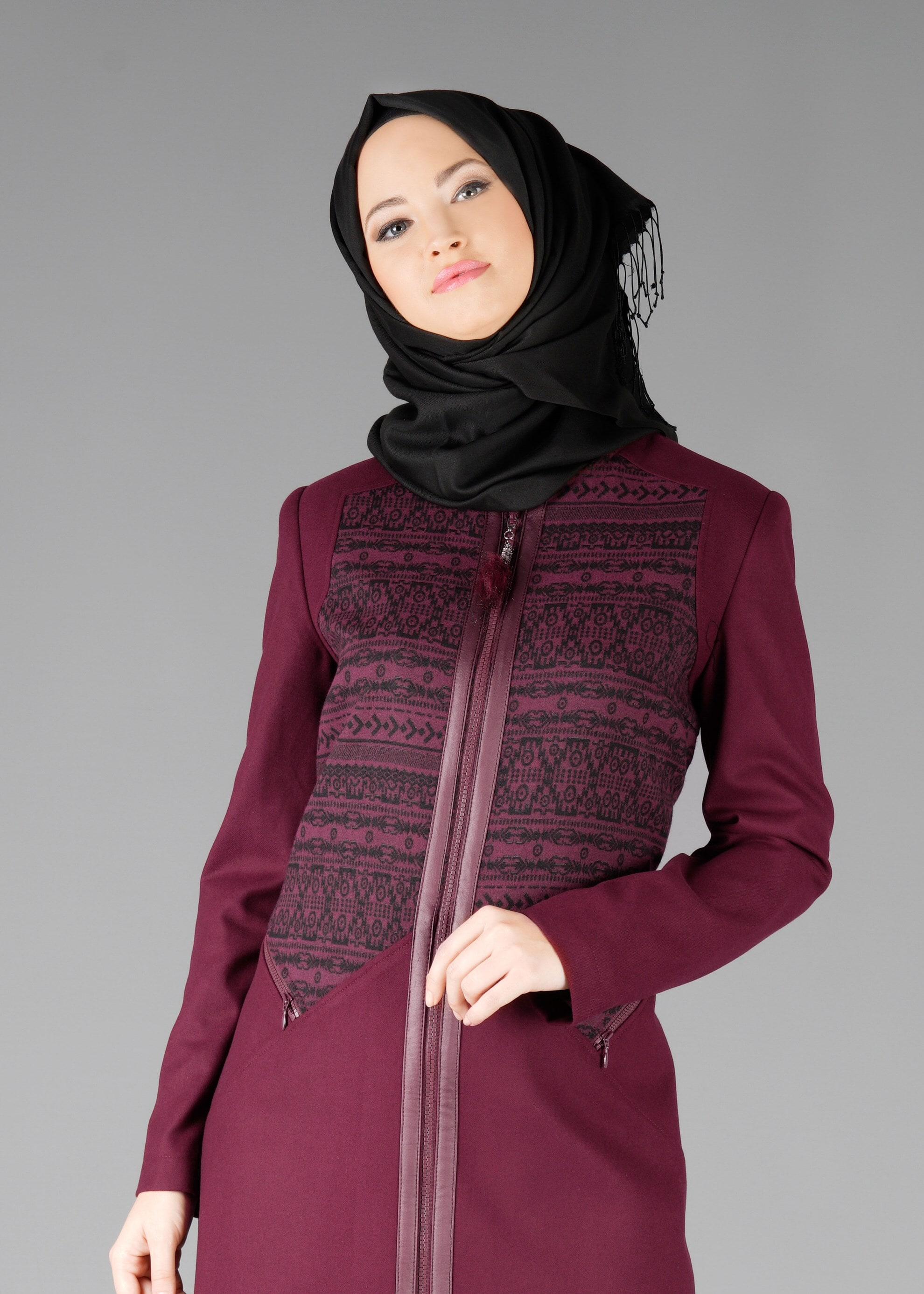 Tesettür giyim BORDO FERMUARLI ETNİK DESENLİ PARDESÜ 1921