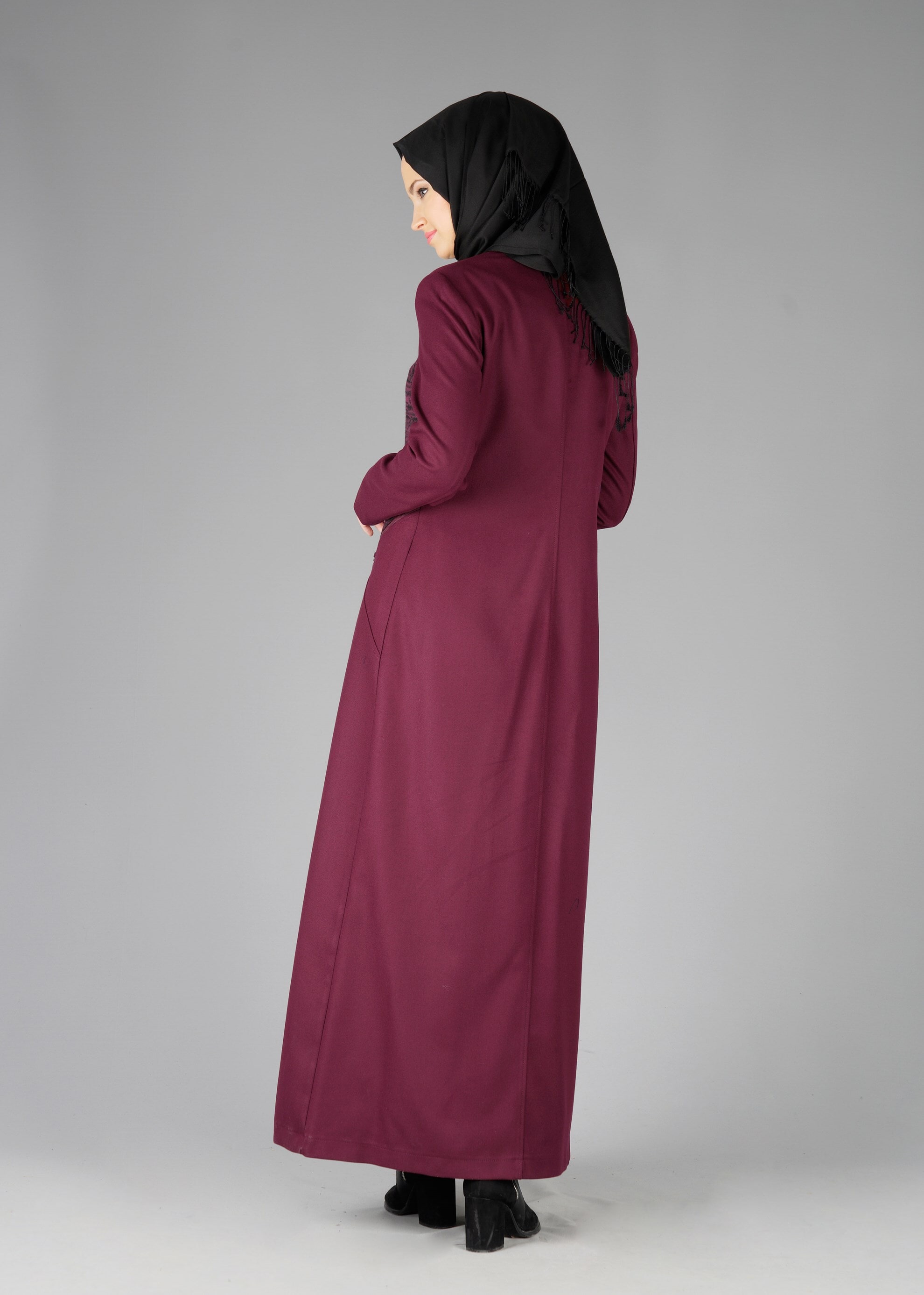 Tesettür giyim BORDO FERMUARLI ETNİK DESENLİ PARDESÜ 1921
