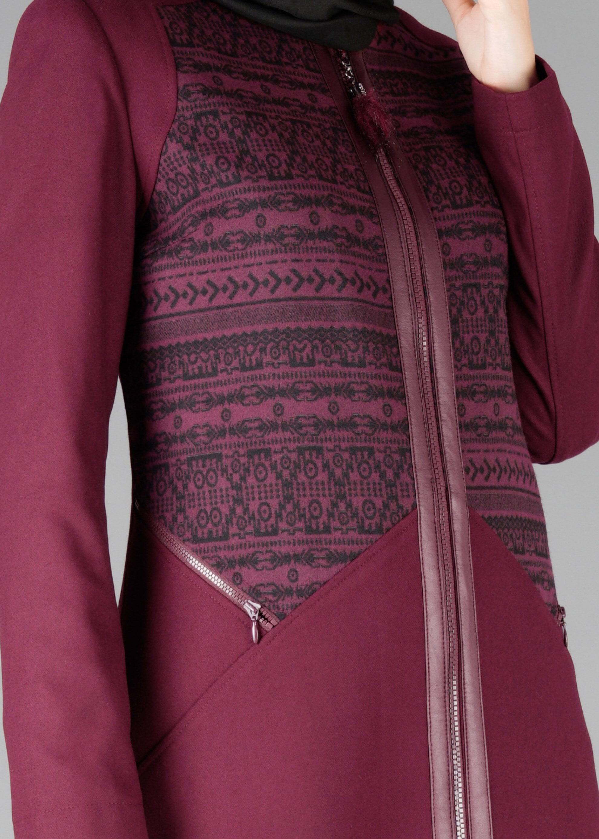 Tesettür giyim BORDO FERMUARLI ETNİK DESENLİ PARDESÜ 1921