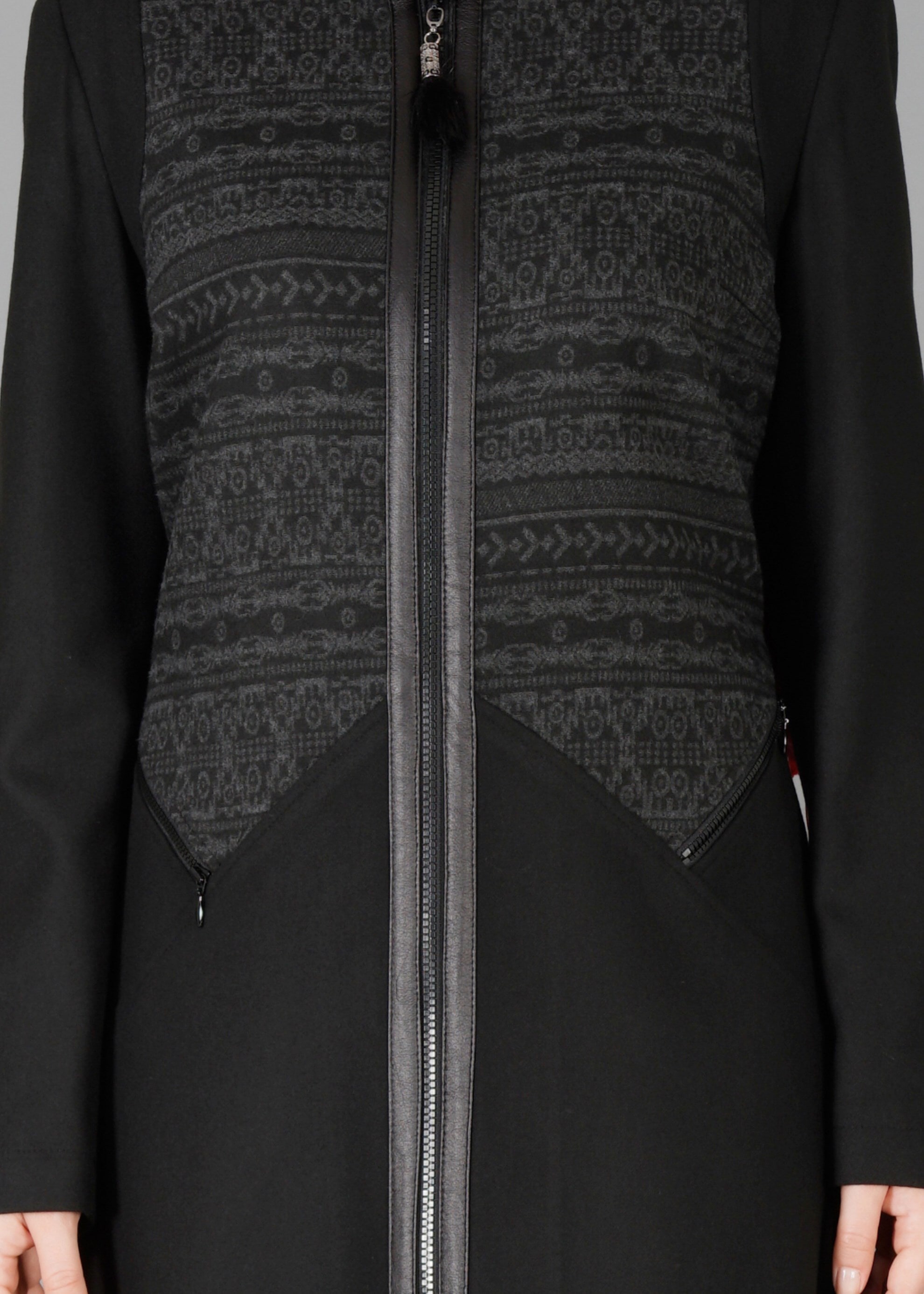 Tesettür giyim SİYAH FERMUARLI ETNİK DESENLİ PARDESÜ 1921