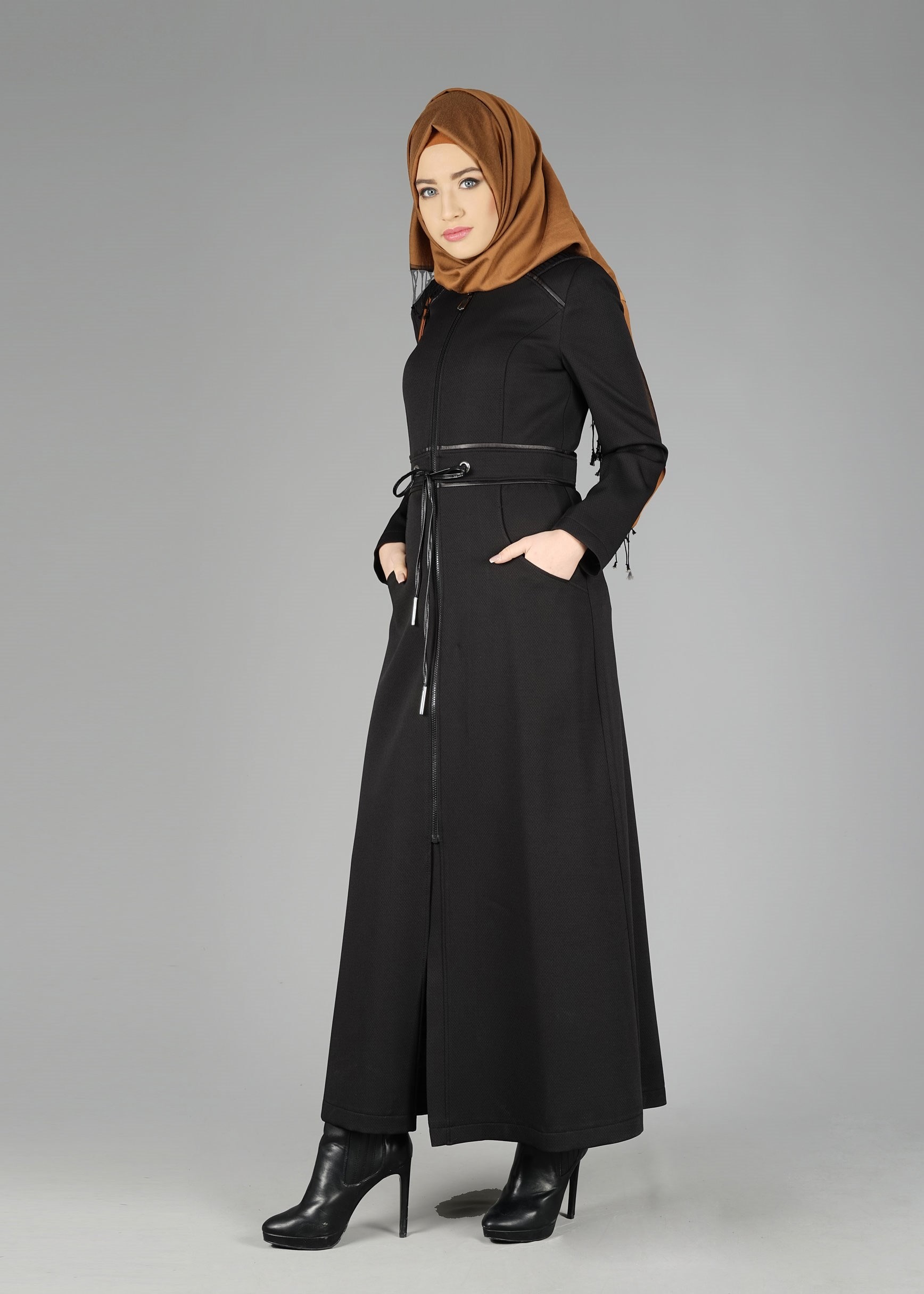 Tesettür giyim SİYAH BELDEN BAĞCIKLI FERMUARLI PARDESÜ 1923