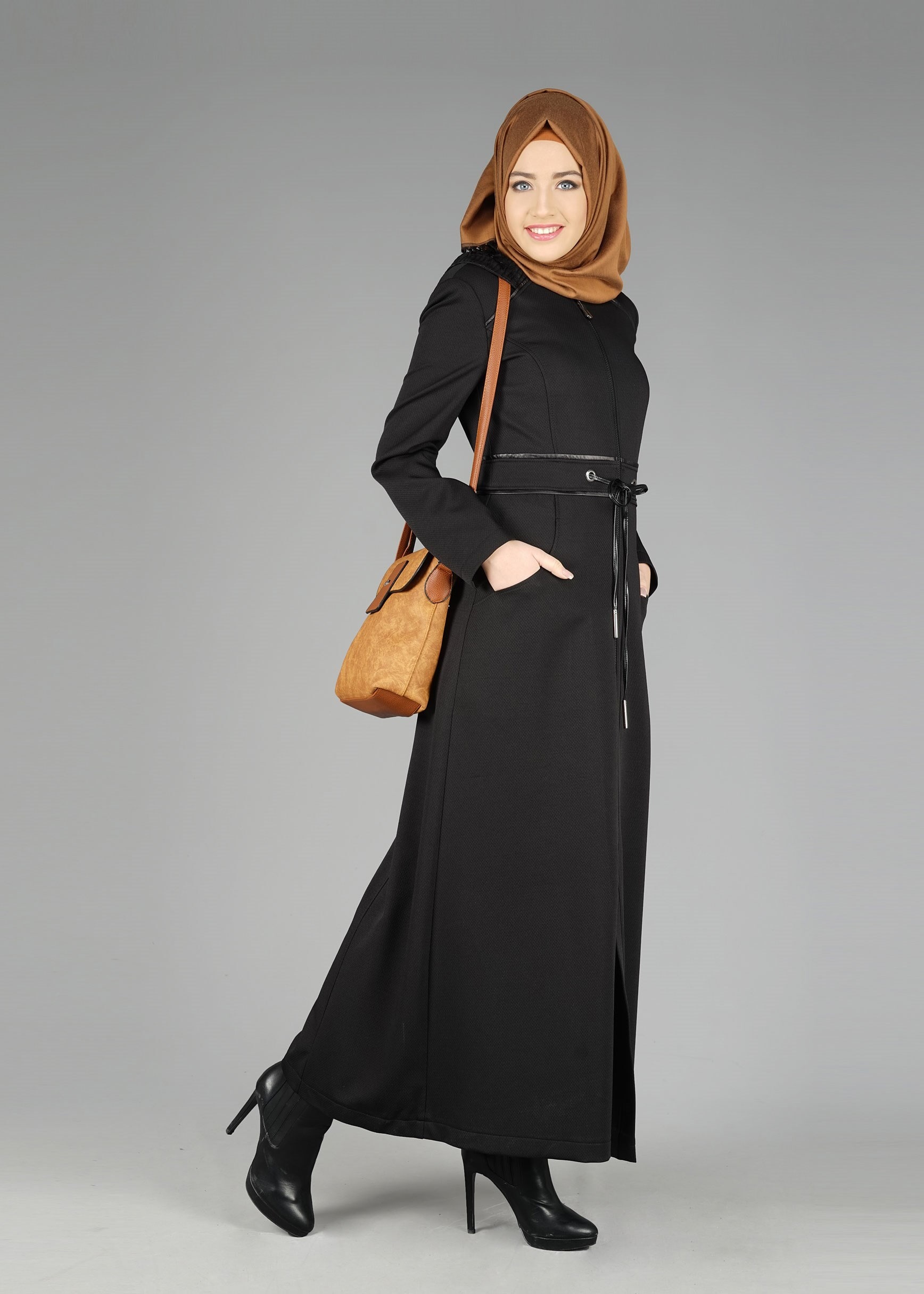 Tesettür giyim SİYAH BELDEN BAĞCIKLI FERMUARLI PARDESÜ 1923