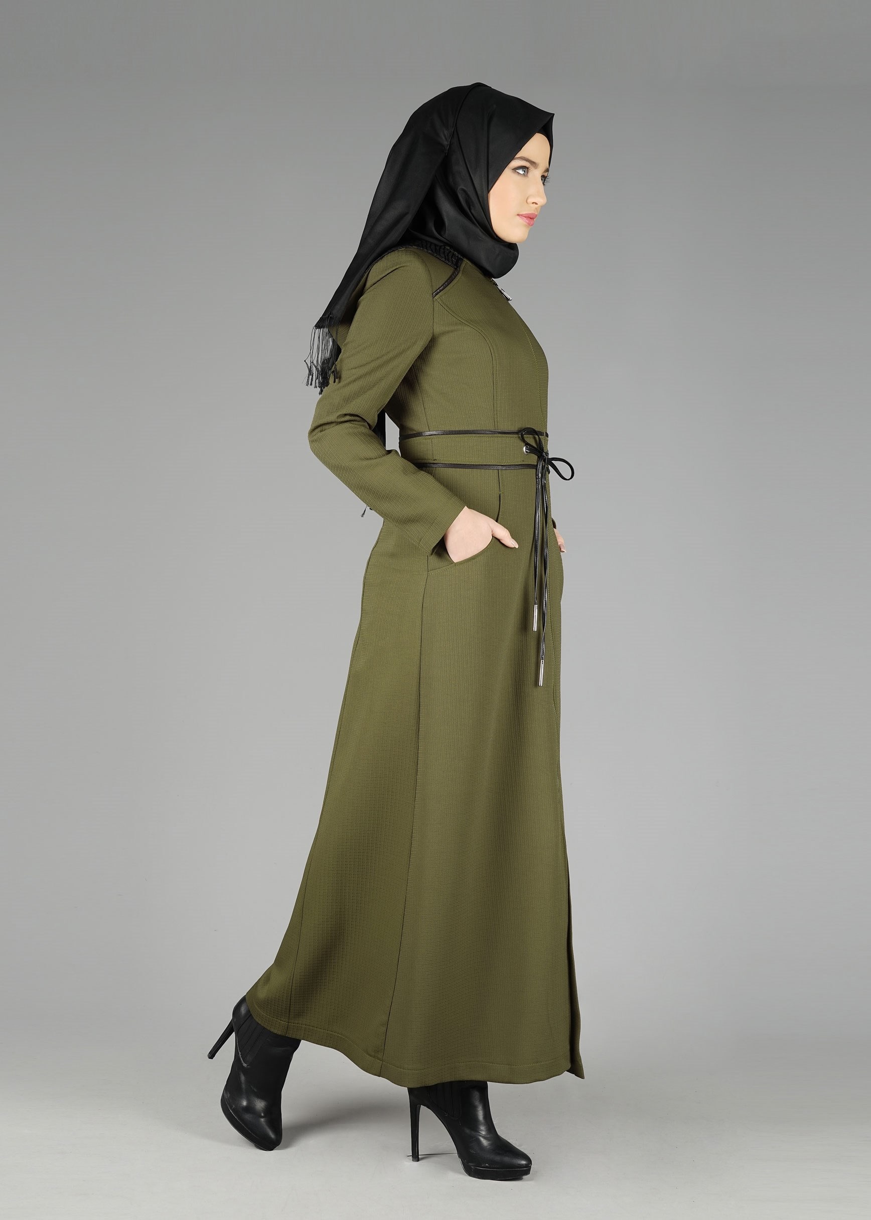 Tesettür giyim HAKİ BELDEN BAĞCIKLI FERMUARLI PARDESÜ 1923