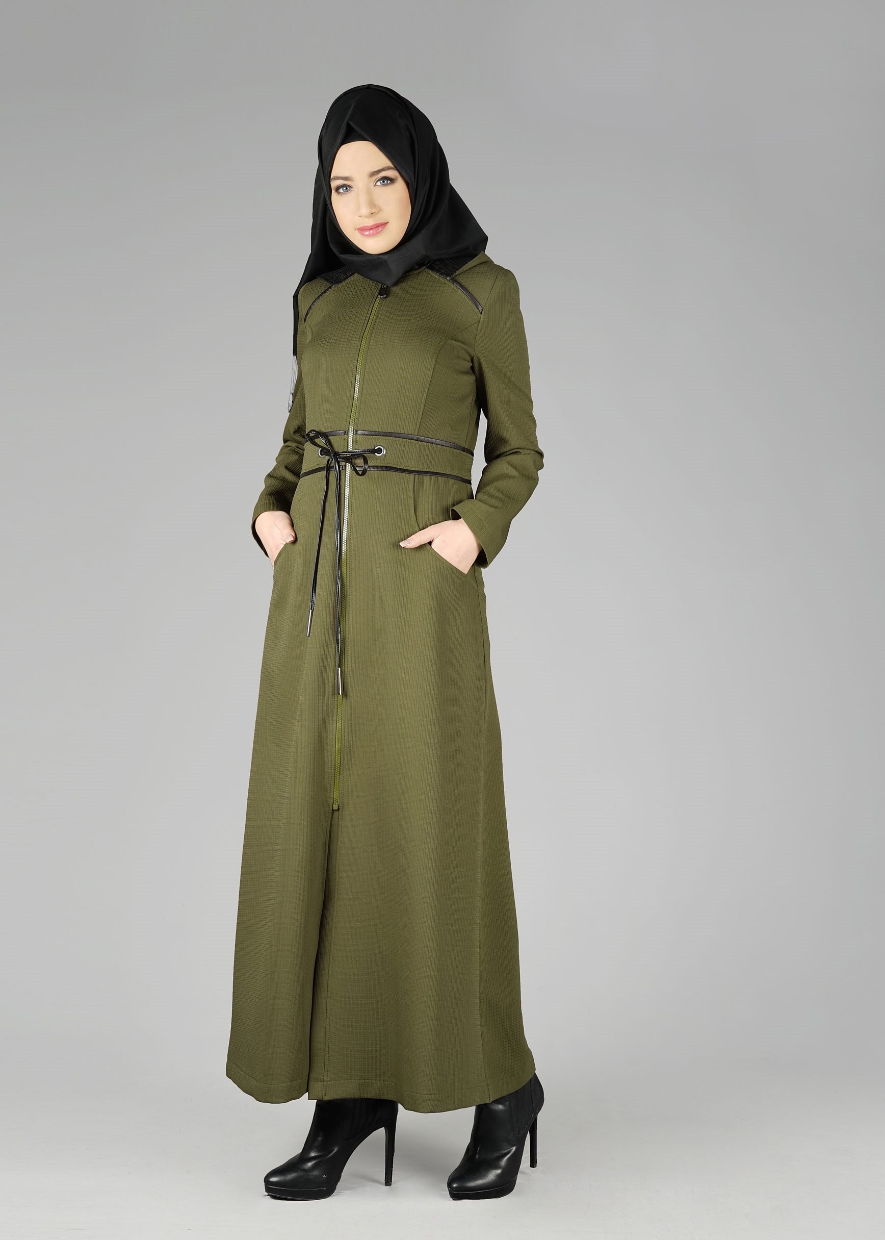 Tesettür giyim HAKİ BELDEN BAĞCIKLI FERMUARLI PARDESÜ 1923