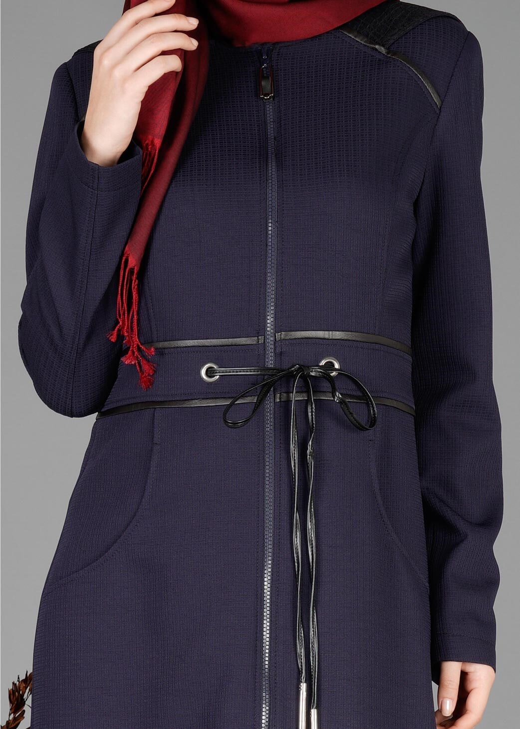 Tesettür giyim LACİVERT BELDEN BAĞCIKLI FERMUARLI PARDESÜ 1923