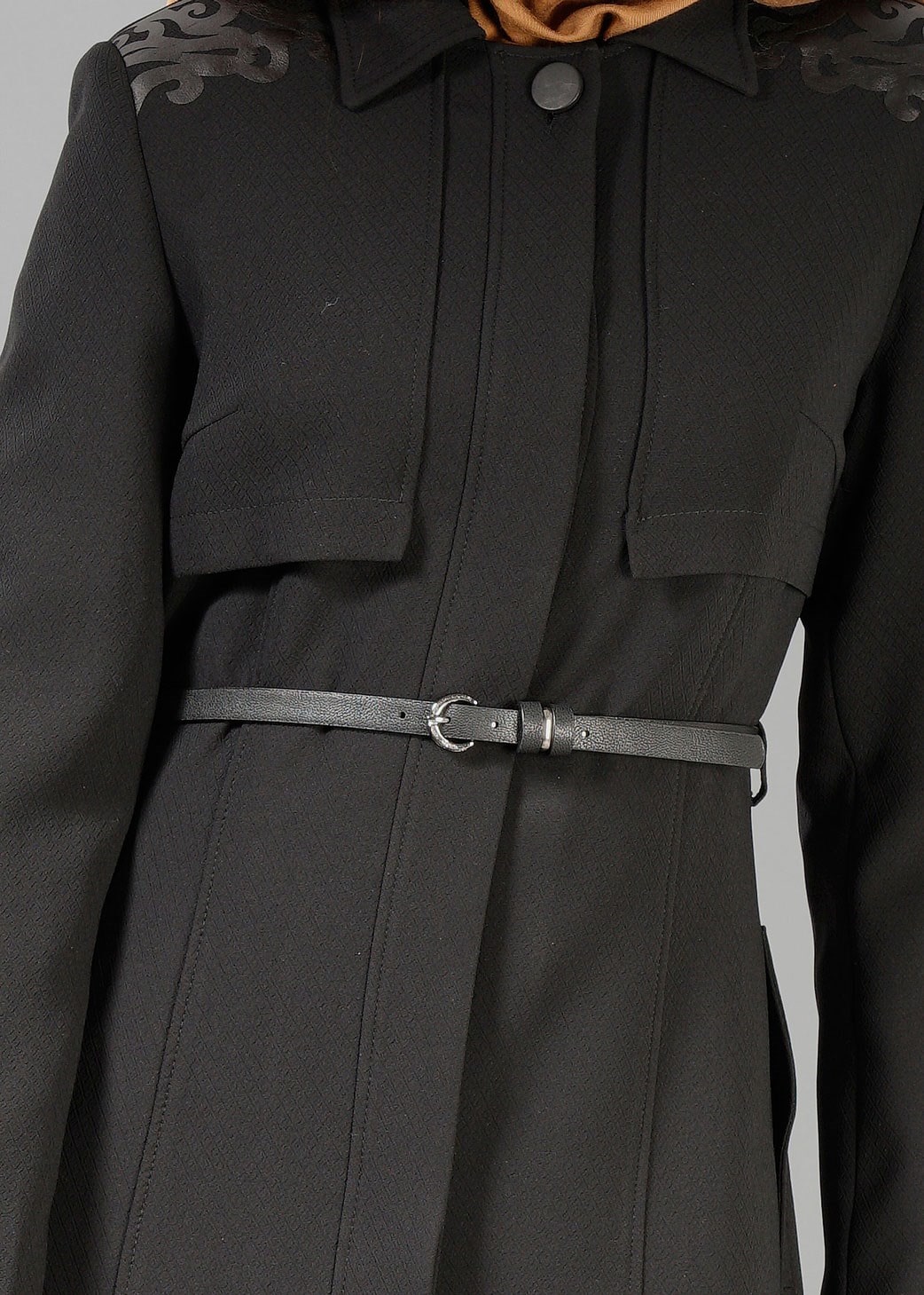 Tesettür giyim SİYAH OMUZ DETAYLI DÜĞMELİ PARDESÜ 1935