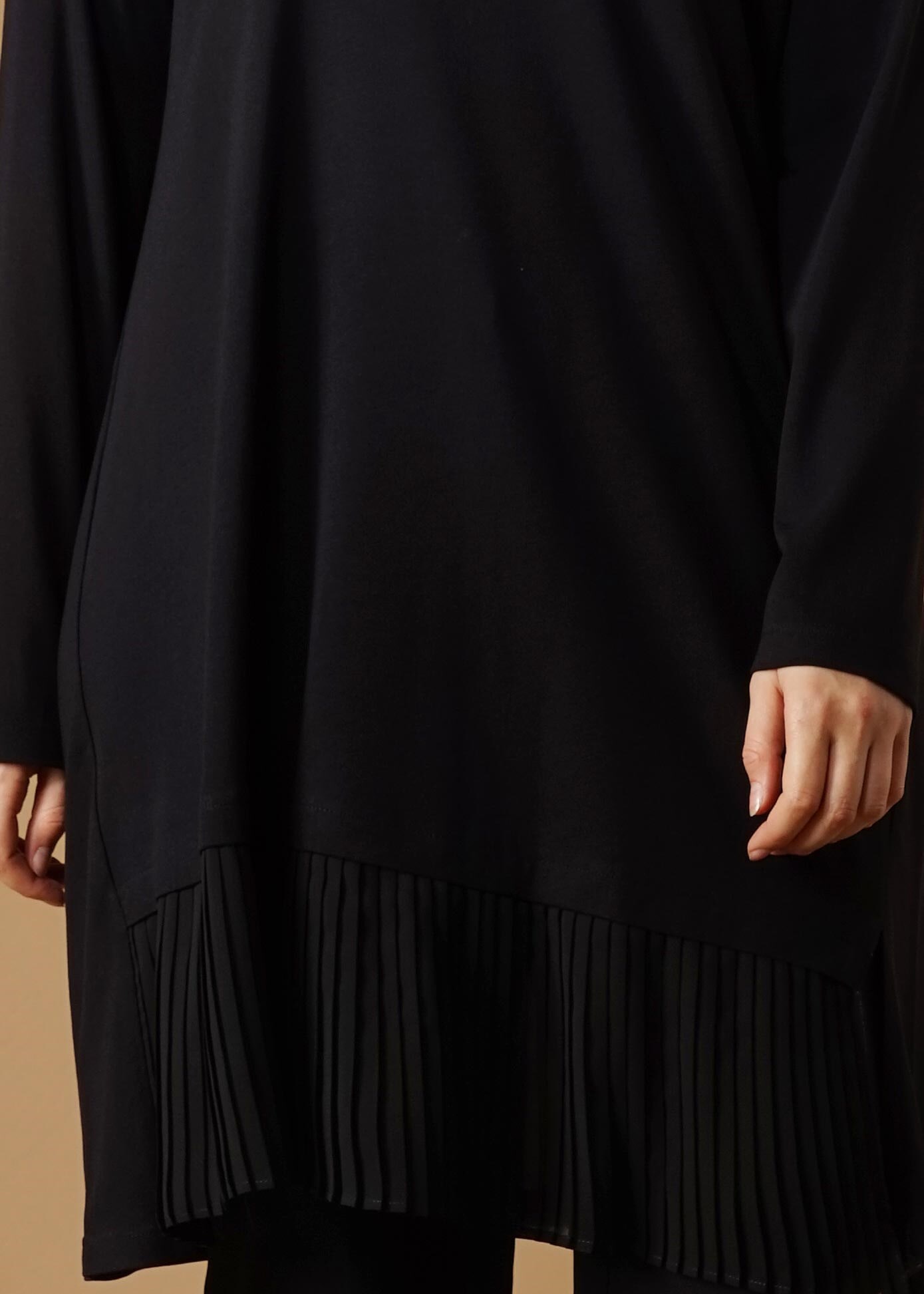 Tesettür giyim SİYAH ETEK UCU PİLİSELİ TUNİK 2627 