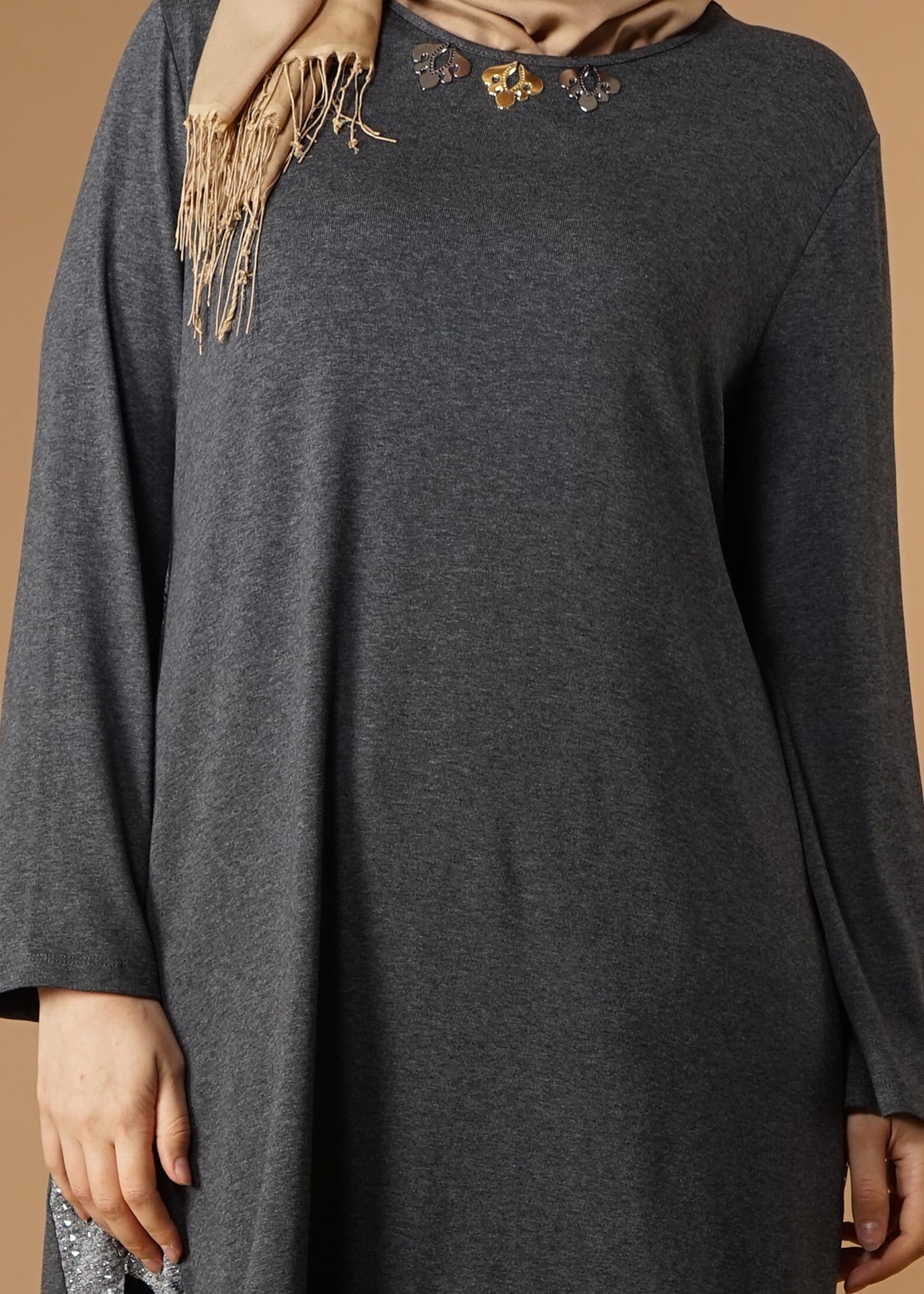 Tesettür giyim GRİ DESENLİ ŞERİT DETAYLI TUNİK 2638 