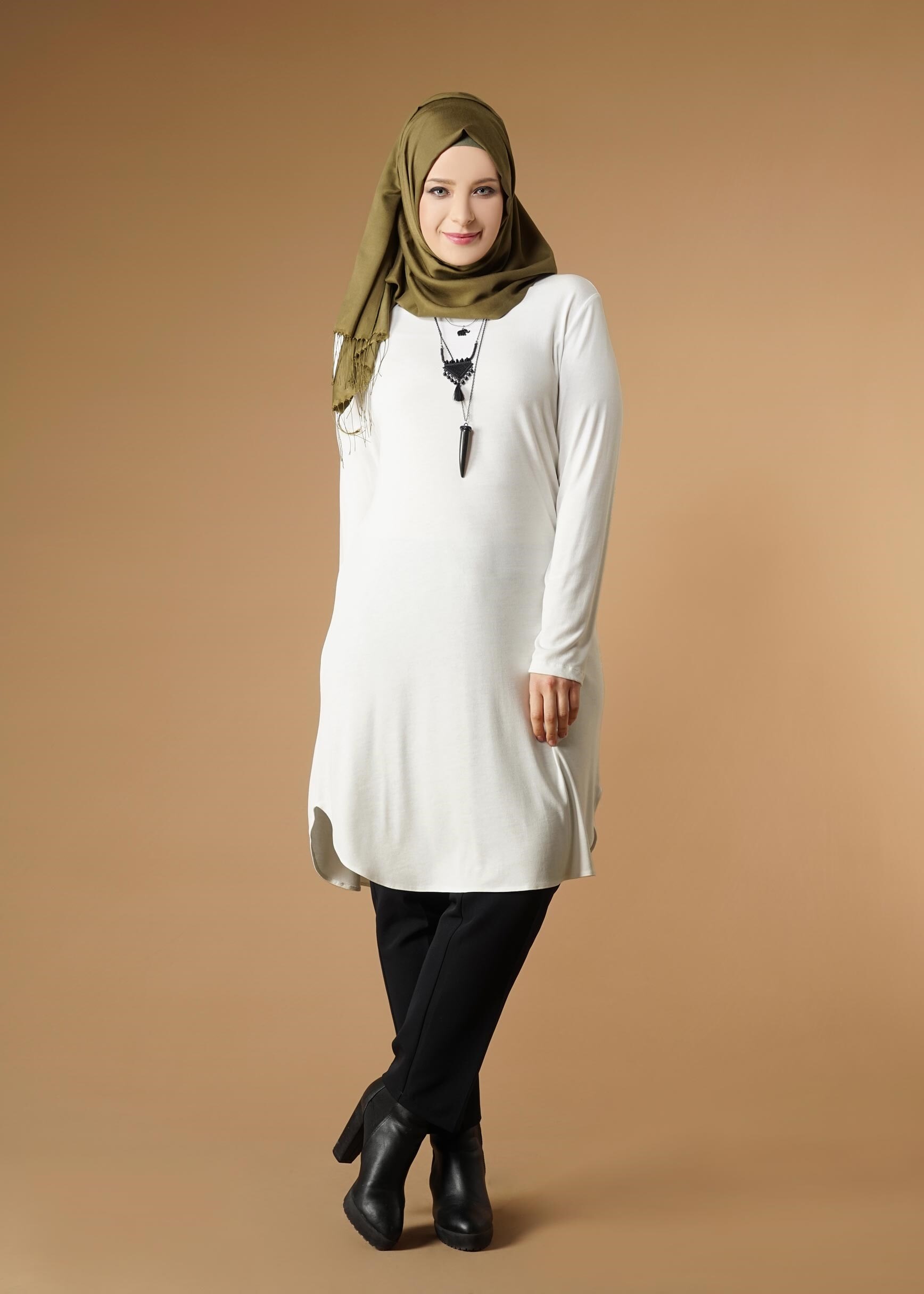 Tesettür giyim BEYAZ DÜZ TUNİK 2644