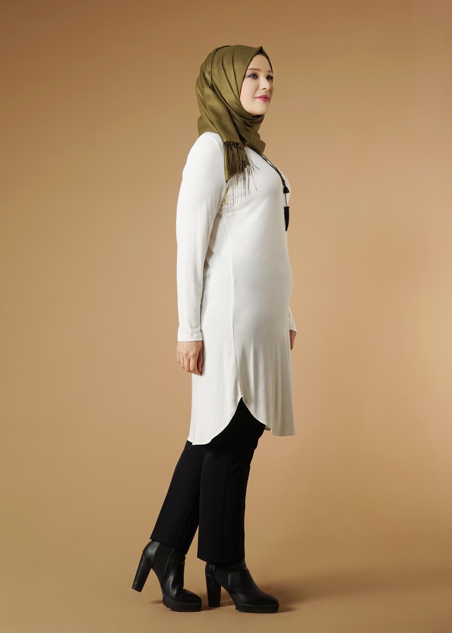 Tesettür giyim BEYAZ DÜZ TUNİK 2644