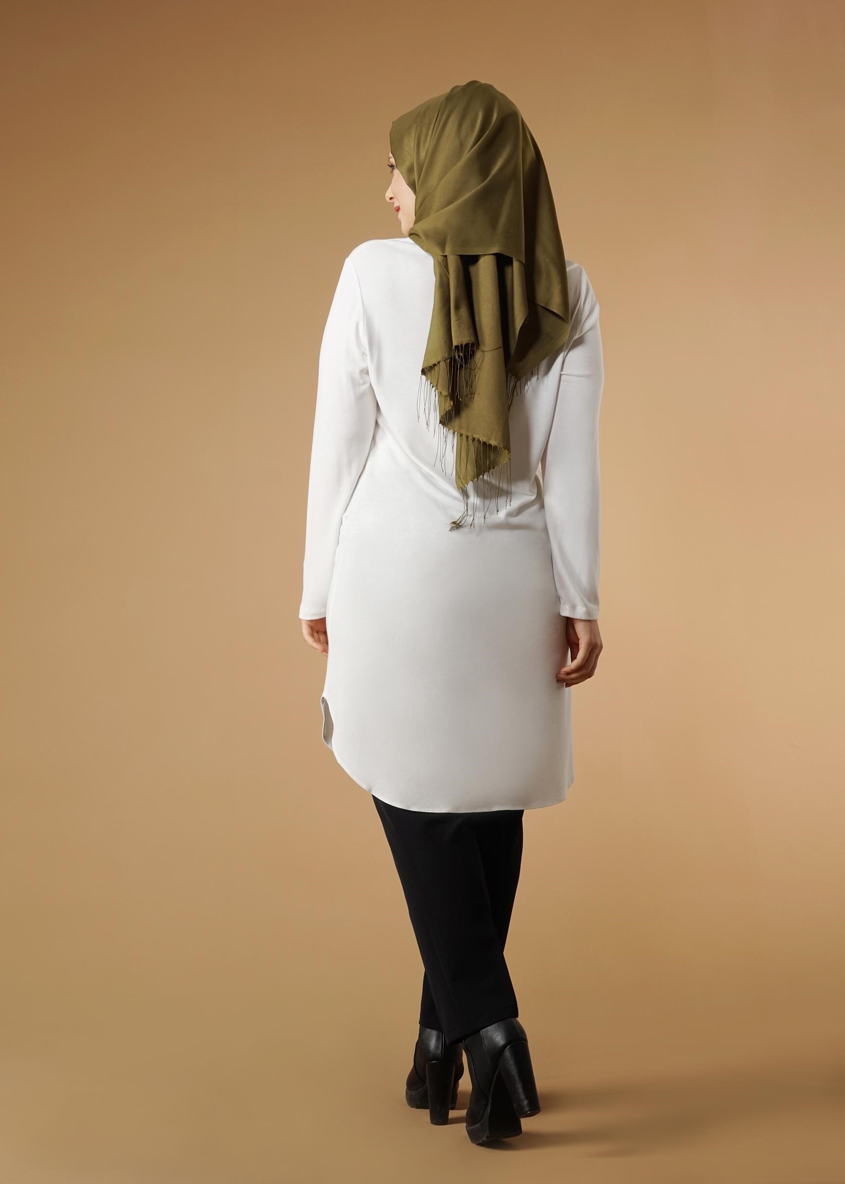 Tesettür giyim BEYAZ DÜZ TUNİK 2644